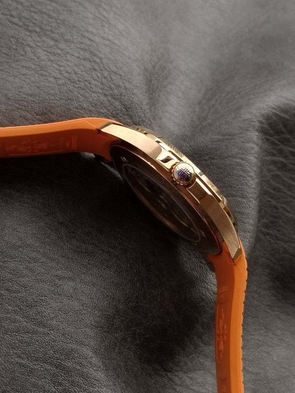 🌐百达翡丽AQUANAUT系列5167R-001腕表，红金表壳搭配橙色天然橡胶表带，深棕色表盘，搭载Cal.324 S C型自动机械机芯（编码26-330），40毫米。🌐