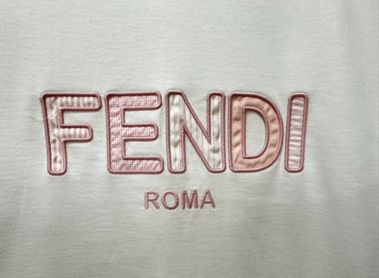 Fendi 粉紅繡花Logo白色Tee
