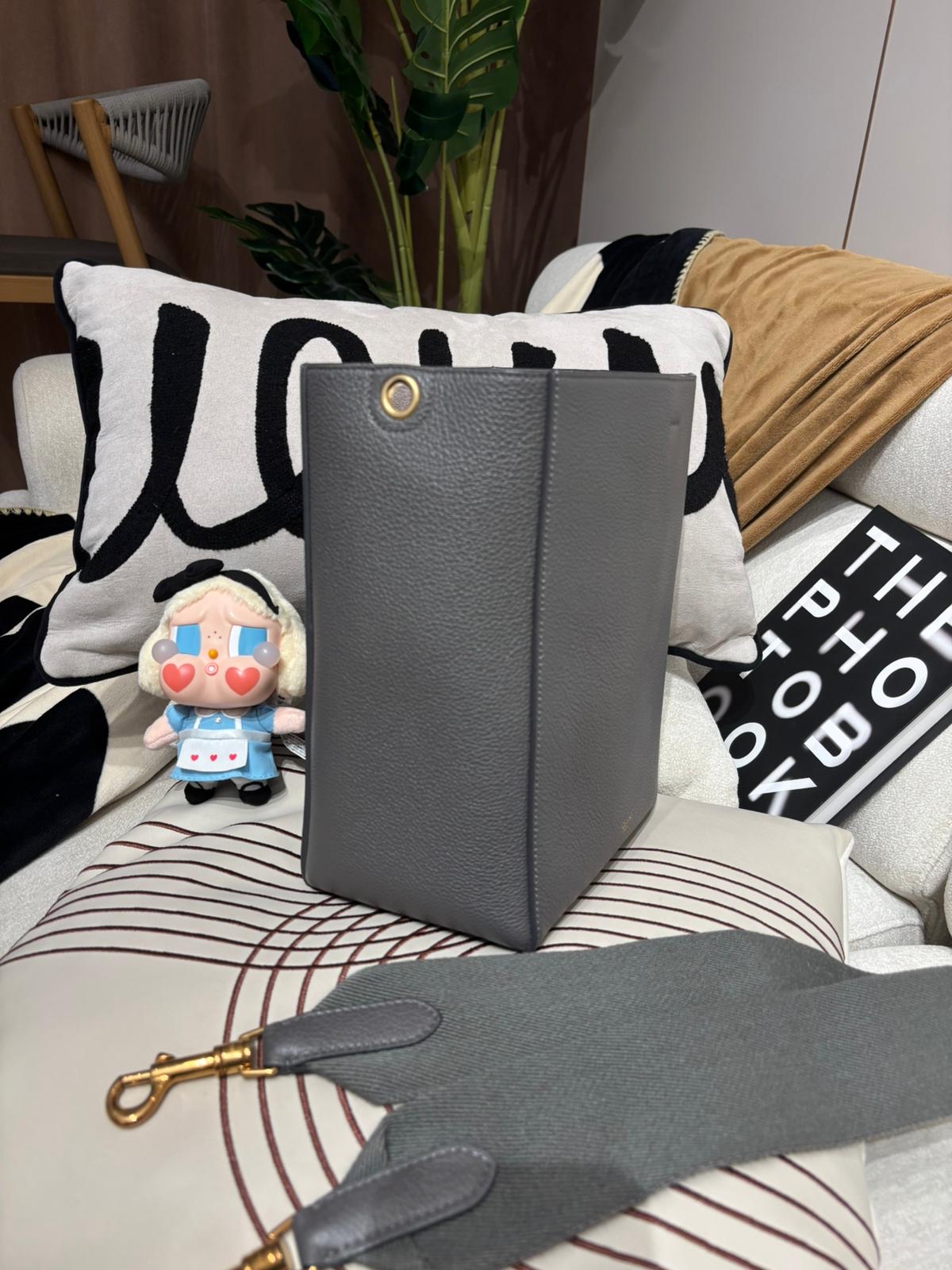 Celine sangle small 灰色牛皮水桶袋 new logo 100%Authentic,99%new ✅Tap✅dust bag 