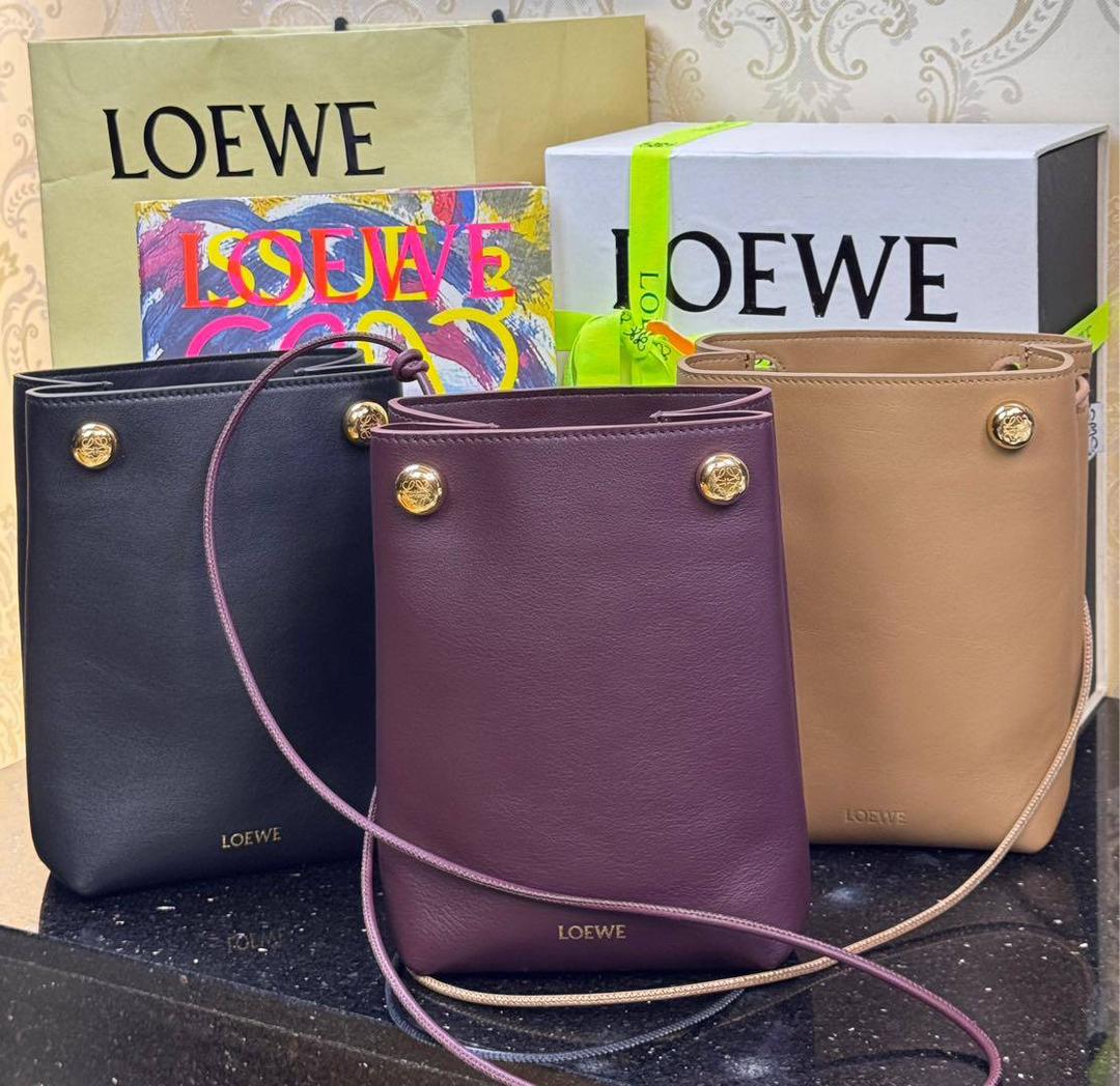 全新𝗣𝗲𝗯𝗯𝗹𝗲手机包4️⃣色到货💕 【市场最顶级品质•全钢五金♥️】 尺寸：𝟮𝟭.𝟱-𝟭𝟳-𝟳𝗰𝗺 编码：652406 【独家背景➕独家品质➕独家包装•给你最好的品质】