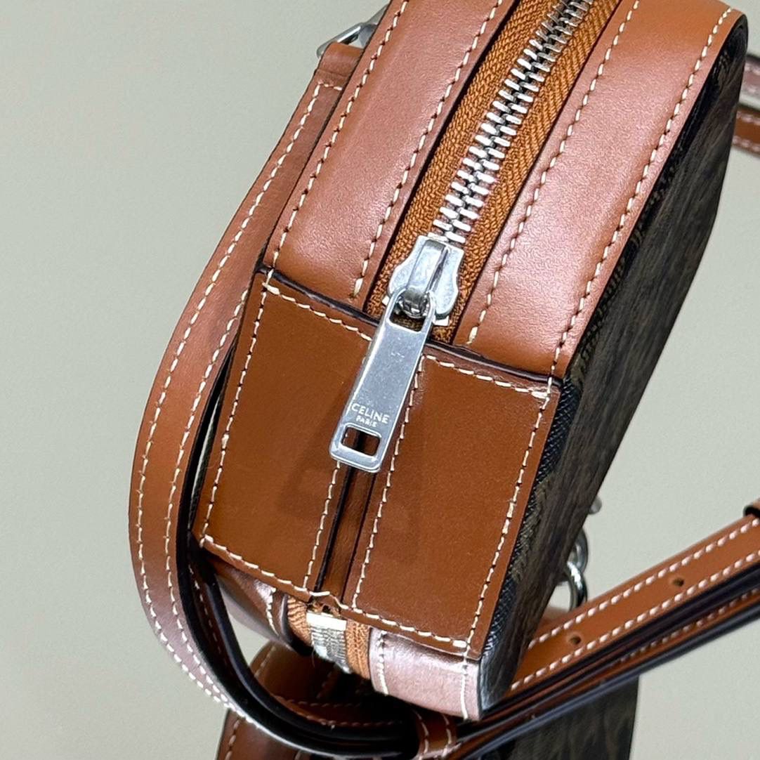 🔥大货实拍图 𝗖𝗘𝗟𝗜𝗡𝗘 ♥️ 𝗖𝗨𝗕𝗘 𝗕𝗢𝗫立体方包 型号：111682 尺寸：14*5*12.5cm 新品上线啦👏立体盒子包/化妆包~皮带子手拎设计➕圆筒包身，翻盖带镜子，可随时补妆。精致又不失实用性！凹造型拍照，或者当晚宴包，简直美呆🥳