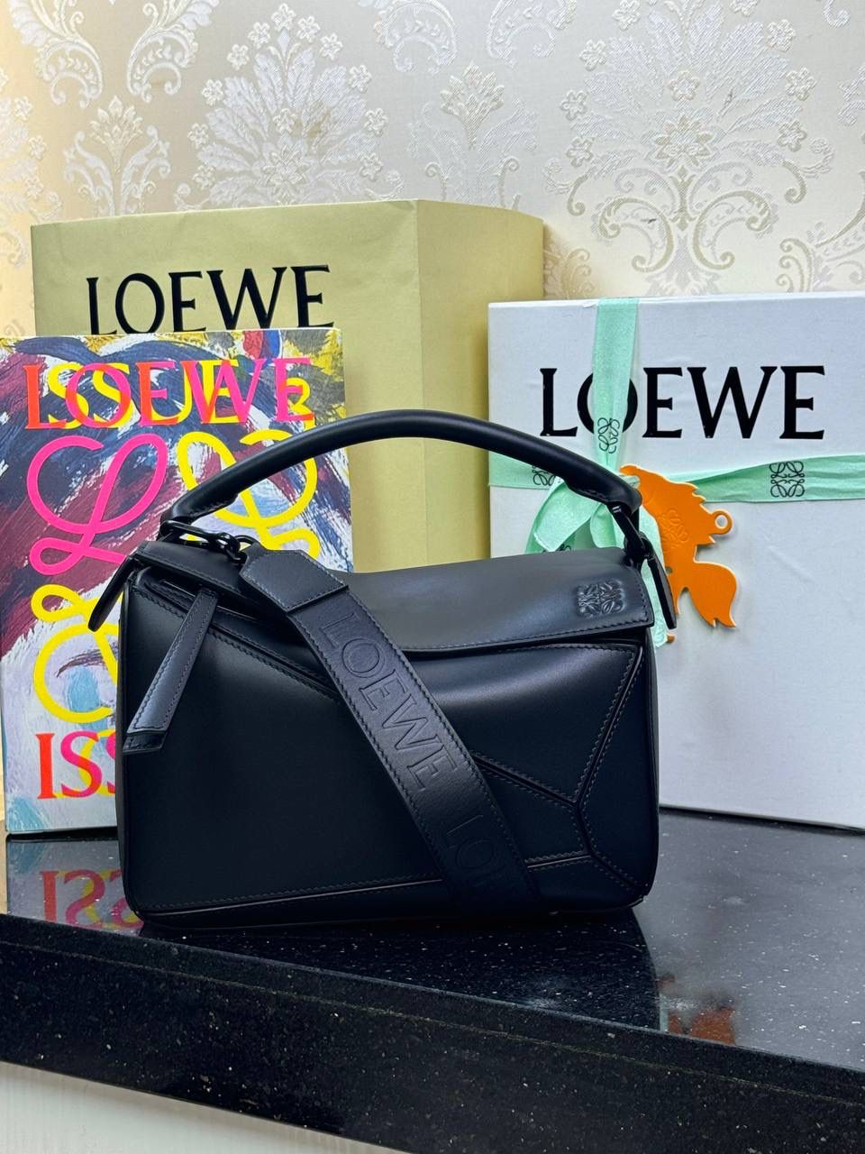 👉🏻小号𝙿𝚞𝚣𝚣𝚕𝚎 【宽肩带】 平纹/Anagram牛皮手袋👜 尺寸:𝟐𝟒-𝟏𝟔.𝟓-𝟏𝟎.𝟓𝐜𝐦 编码:652225黑色 秋冬最新爆款上线啦…⤴️ 从手袋的小牛皮革、缝线、背带的金属环扣，内里内衬细节.都换上了最新的饱和单色系，细腻质感，为手袋增添了不一样的视觉魅力🔅