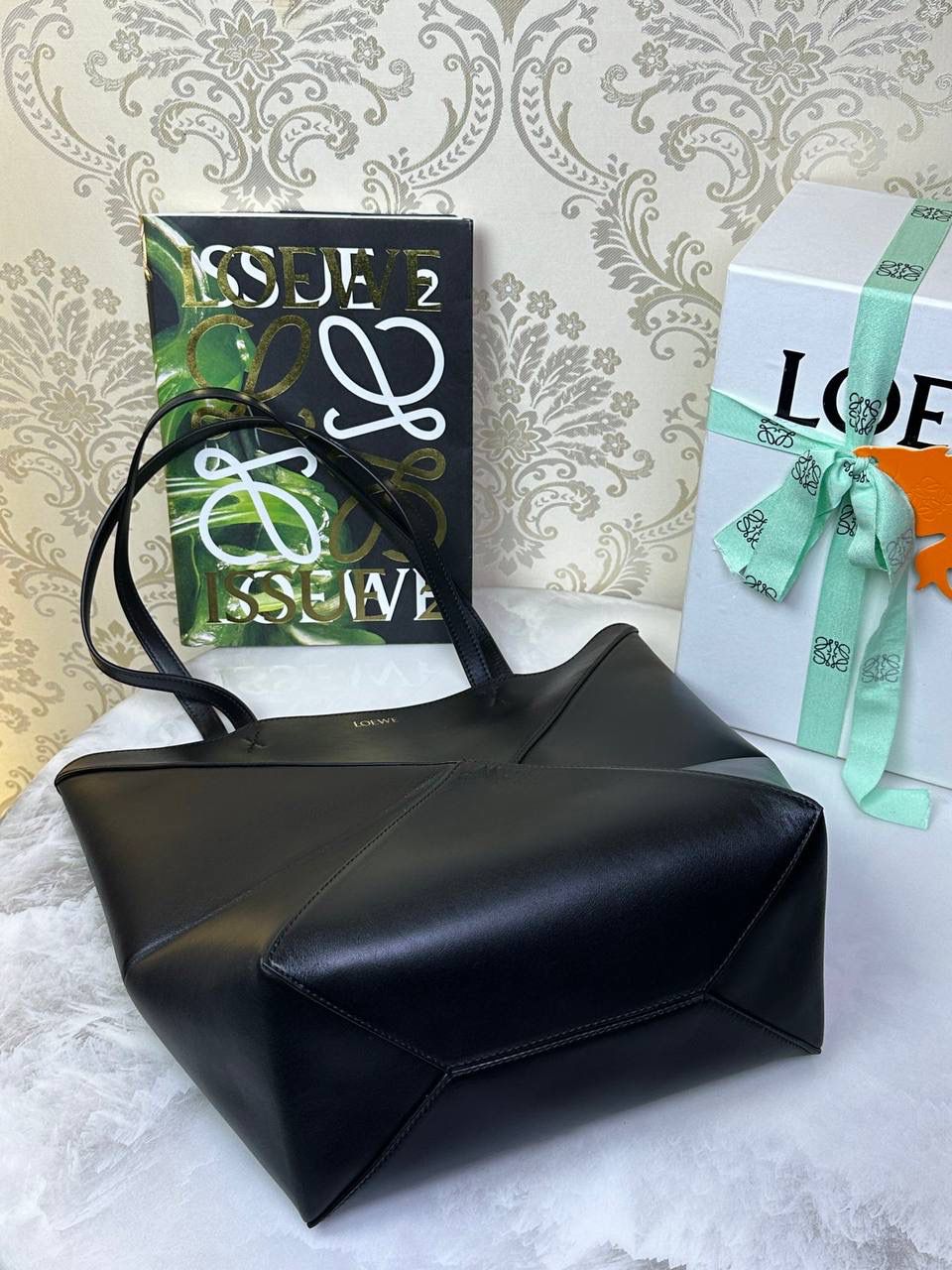 *中号𝐏𝐮𝐳𝐳𝐥𝐞 𝐅𝐨𝐥𝐝折叠手袋👜*（黑色） ——全新【𝗡𝗘𝗪】升级‼️ 延续经典𝙋𝙪𝙯𝙯𝙡𝙚的标志性几何裁剪设计，新晋顶流🅰️𝙋𝙪𝙯𝙯𝙡𝙚 𝙁𝙤𝙡𝙚 𝙏𝙤𝙩𝙚以折纸包为灵感，升级成🉑完全折叠‼️的结构，立体与平面任意切换，出差旅行🧳必备单品。小牛皮材质轻且柔软，𝐌𝐢𝐧𝐢尺寸搭配一条可拆卸式肩带，手提，肩背，斜挎多样化背法✨ 尺寸：𝟐𝟓.𝟓-𝟏𝟒.𝟓-𝟑𝟏.𝟓𝐜𝐦 款号：052316