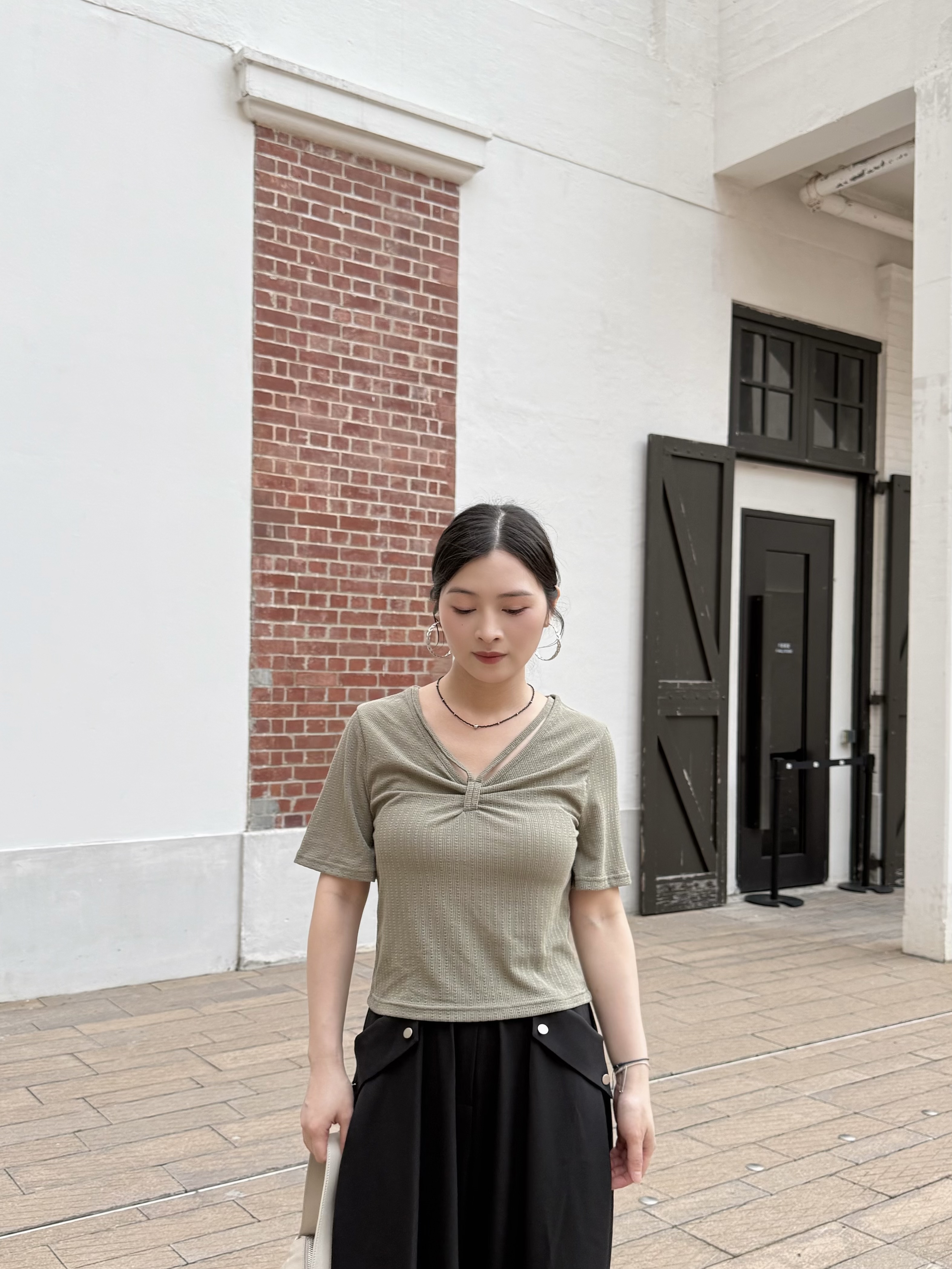 P72 剪領通花Tee