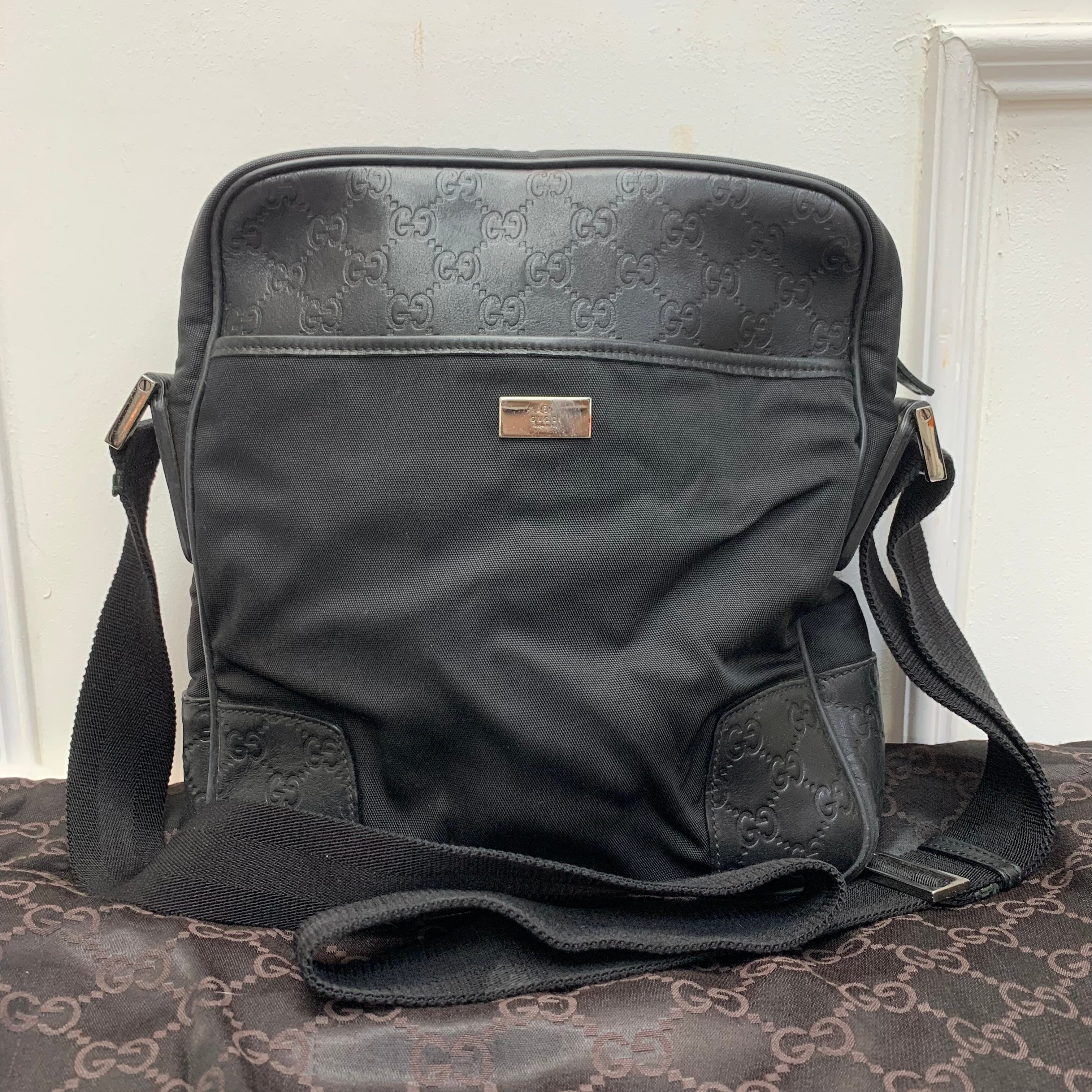 Gucci 壓紋斜挎包