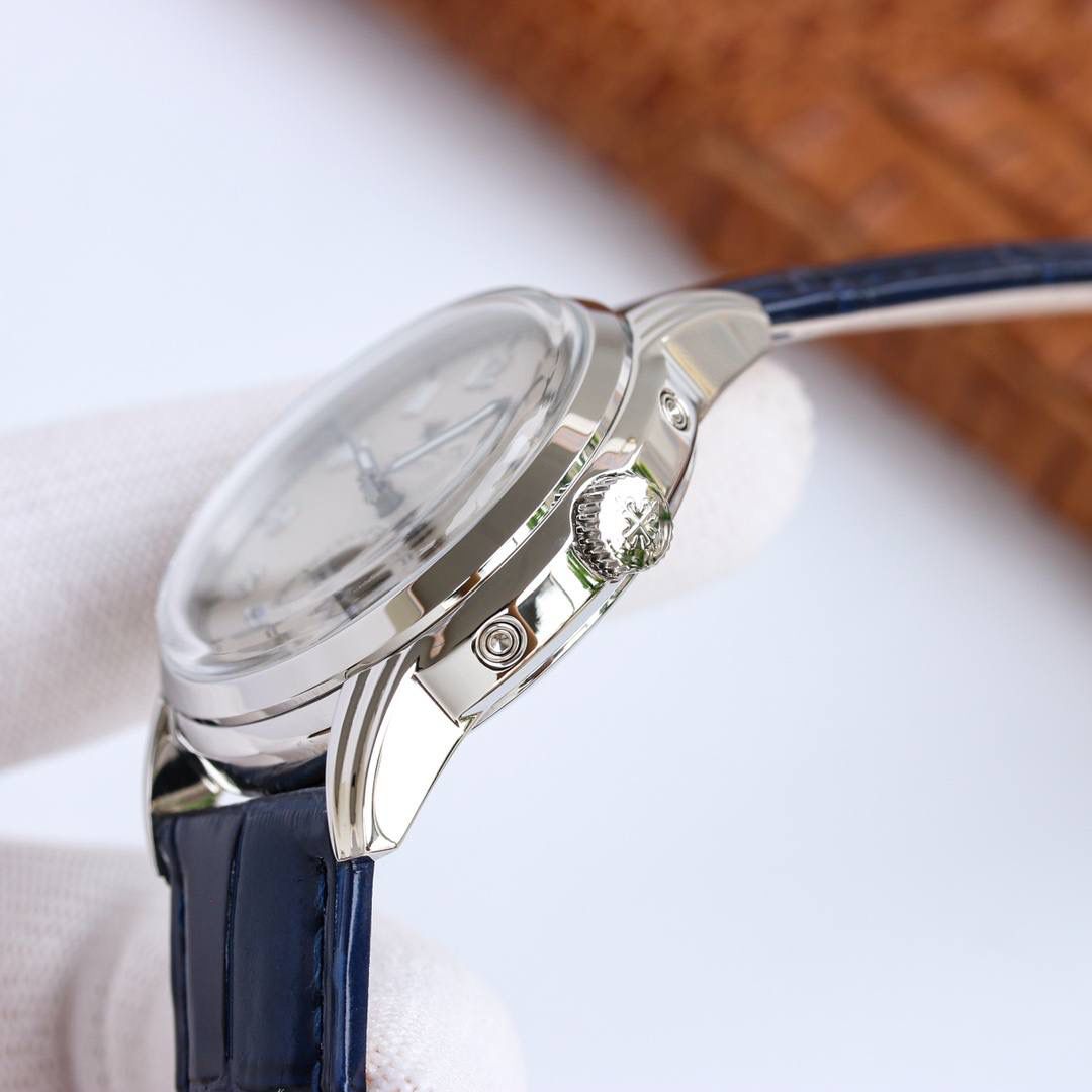 百达翡丽5320G-001超级复杂功能时计直径40毫米一体冲压成型的双层式精钢表壳，致敬了经典的设计语言奶油色的表盘营造复古氛围，表盘边缘刻印有密分秒数刻度，配金质阿拉伯数字及五分钟凸圆刻度字钉，更有立体感。时分指针以巴顿式设计为基础，配以尖长的针尖，这特色造型是呼应了 1950 年代 Ref. 1463 计时码表的指针。表盘6点位置是月相显示和日期分拨。所有的万年历标志都很好，一眼就能读懂。内里搭置了仿324 S Q 自动上链机芯，是 324 自动上条传奇机芯的精装版本。机芯夹板桥经倒角，边缘作细意打磨，主夹板饰以鱼鳞纹，而夹板则缀以日内瓦波纹，夹板表面有包金雕刻，螺丝凹槽经打磨和倒角，连钻孔亦同样经打磨处理。搭配朱古力啡色牛皮表带，进一步带出复古气息。经典气息满满，欢迎表友品鉴