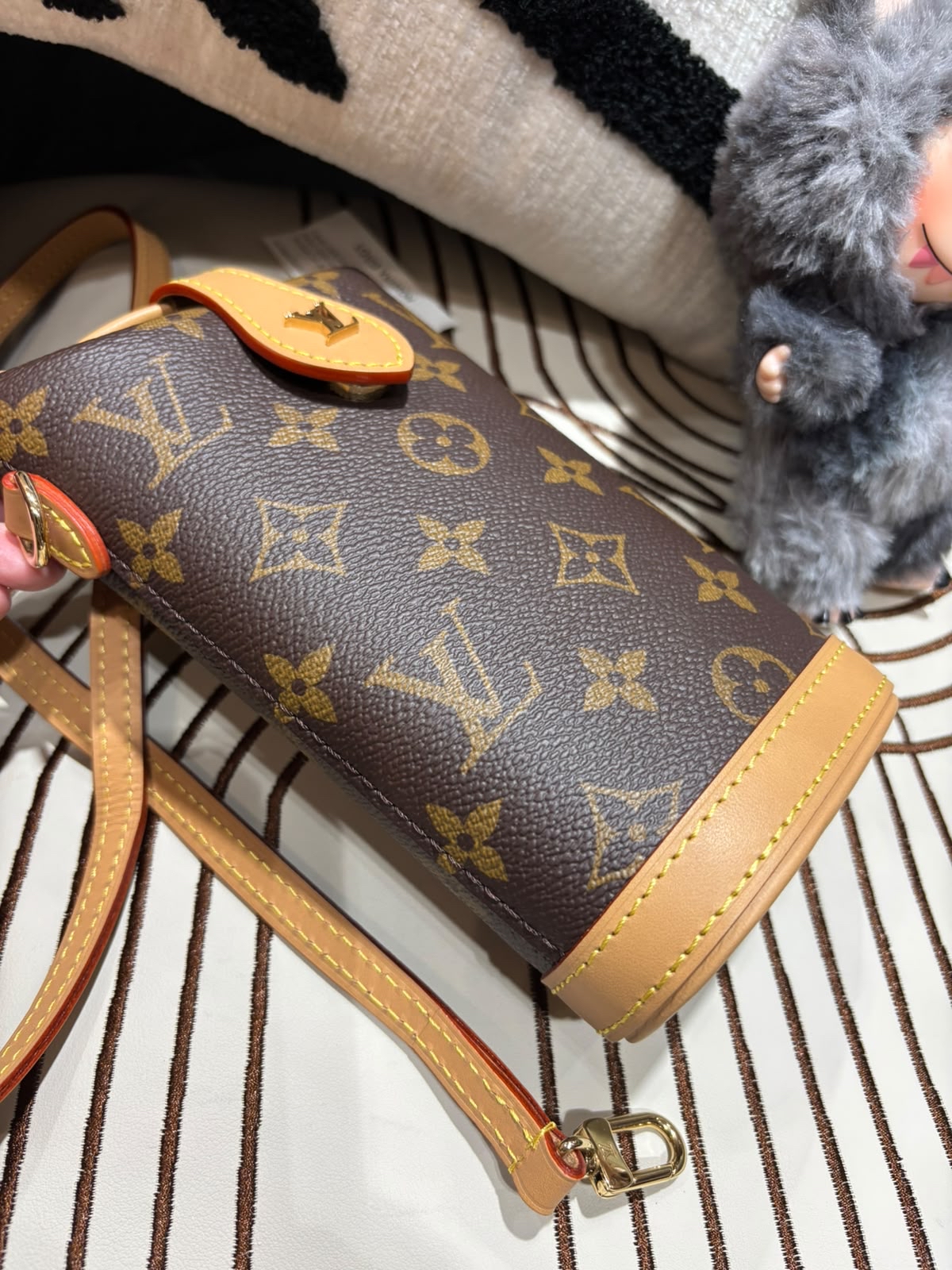 Lv Fold Me Pouch Shoulder Bag M80874 100%Authentic, 98%new ✅dust bag