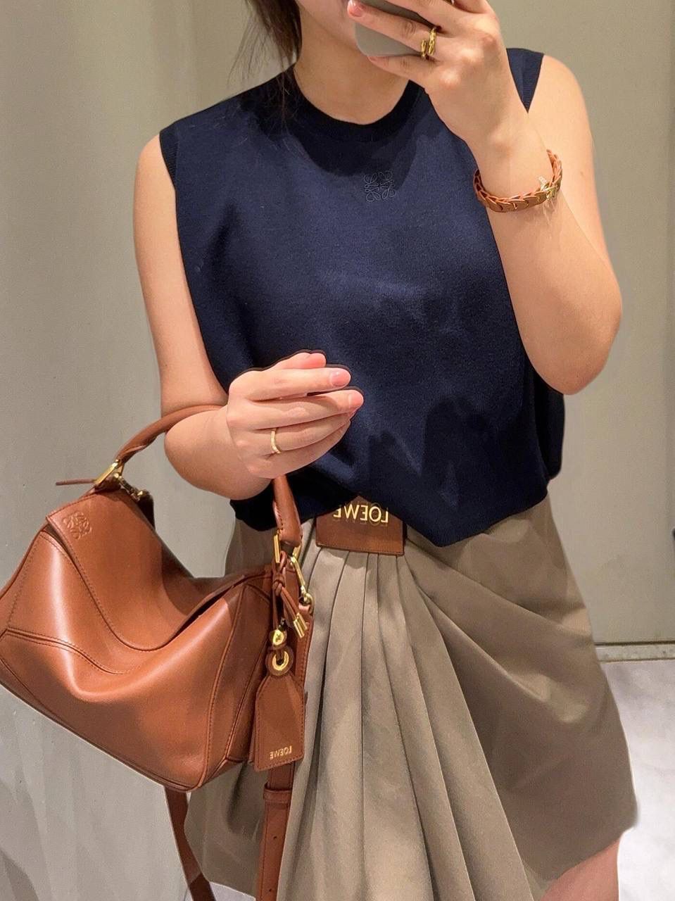 【十周年限定款🆚经典款】 👉🏻区别1️⃣：里外全羊皮，侧面增加可拆卸标牌挂饰以及气球骰子，内里更换为金标（如图1️⃣2️⃣3️⃣4️⃣） 👉🏻区别2️⃣：底部增加脚钉保护整个包包，以前只有中号以上才有（如图5️⃣） 👉🏻区别3️⃣：铰链式拉链头，拉牌刻有品牌创建年份以及品牌英文LOGO（如图6️⃣7️⃣） 👉🏻区别4️⃣：肩带调节变更为针扣调节（如图8️⃣）