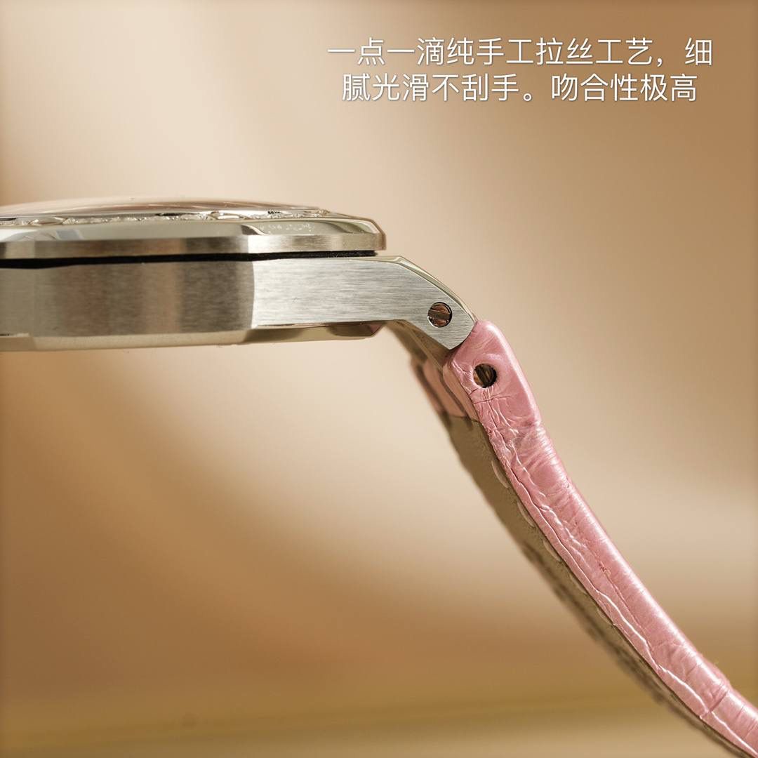 全网女神看过来😍😍这款爱彼女表才是最具有性价比的… 爱彼皇家橡树系列型号67601石英腕表，皇家橡树系列独有的八角形外观还拥有爱彼独特的设计风格也将女士优雅风格融入其中，深受女明星们的爱戴，表带澳洲湾鳄鱼皮，即使只有33毫米的小尺寸，也将爱彼独有的纯净美感与刚毅线条展现的淋漓尽致💝💖💘而镶满钻石的表圈也为佩戴的女士增添了更多的柔美。（32颗明亮式切割美钻，总重约0.65克拉）巴蒂镶嵌一枚半透明凸面蓝宝石，搭载瑞士进口石英机芯，拥有实用的日历显示功能，女士们佩戴起来不会显得沉重 ，配专柜最新全套包装发货！这种货一般数量不是很多哦