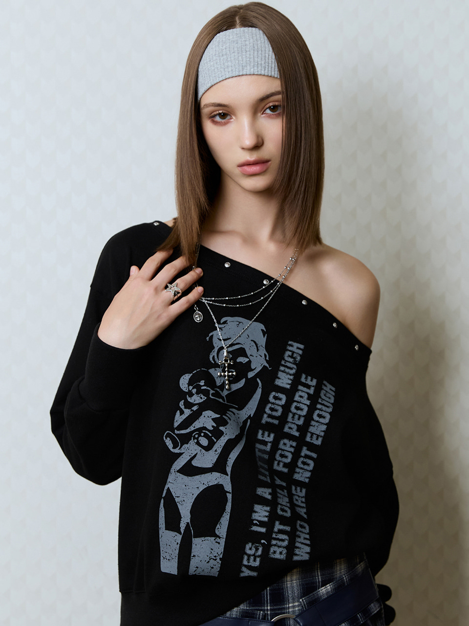 [Hearts to Hearts Jiwoo's Worn] GT ONE SHOULDER SWEATSHIRT (BLACK)