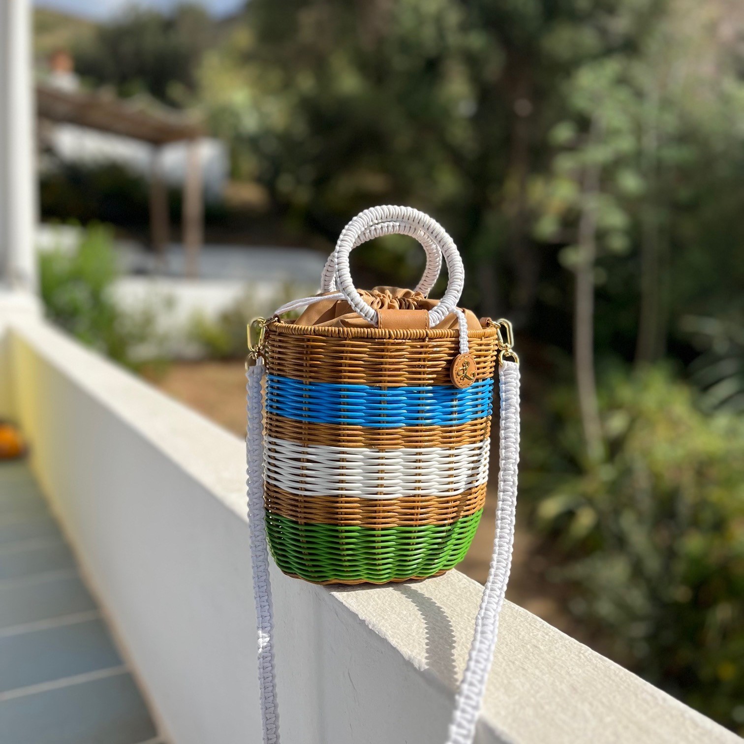 PLASTIC ART - Striped Woven Bucket Tote
