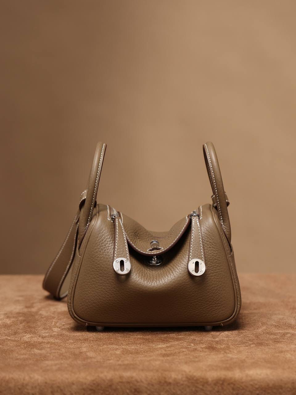 Hermes 爱马仕 Lindy Mini 19cm 大象灰银扣👜✨ Lindy 独家渠道货 独家欧洲原厂皮原厂五金组装的ZP尾单货 尺寸：19*12.5*9cm Lindy是采用原厂的正品TC皮，什么是TC皮？ 爱马仕专用的clemence,简称tc皮，是Hermes最受欢迎的皮革之一，颜色会比Togo少一些，但是纹路比Togo细腻，含油更高，更软，因此稍稍有些下垂感的特点。
