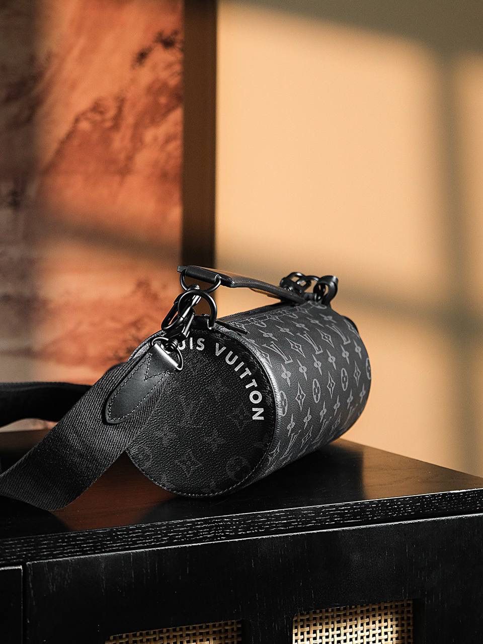 𝐒𝐎𝐅𝐓 𝐏𝐎𝐋𝐎𝐂𝐇𝐎𝐍芯片菱形跳动码圆筒小号系列👜✨ 近期满屏𝑺𝒐𝒇𝒕 𝑷𝒐𝒍𝒐𝒄𝒉𝒐𝒏圆筒包，堪称完美男包！ 第一眼就爱上，被种草的一塌糊涂， 采用了圆柱轮廓构型更显摩登风范，独特的设计造型更加有时尚感！ 这一季通过原有的复古格调注入当代时尚复古元素，比中古款更加精致大气，再一次被大家认可好评！ 足以容纳日常所需，提升实用性与时尚度，经典首选！💯🔥 五金材质：一树脂扣五金 皮料材质：菱形法国原厂皮面料【芯片版】 尺寸详情：𝟐𝟔*𝟏𝟒*𝟏𝟒𝐜𝐦