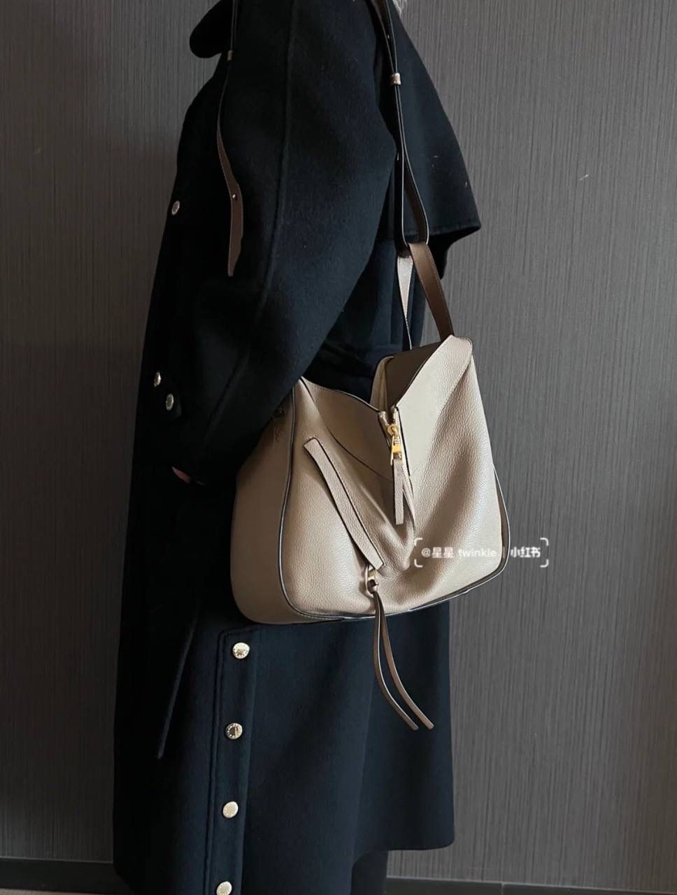 *小号𝘏𝘢𝘮𝘮𝘰𝘤𝘬吊床手袋 （荔枝纹/ 米杏） 尺寸:30-14-25cm 编码:688785【配全套礼盒】 带有柔软侧面包身的多功能手袋，容量大，可自由变换，多种背法，肩带可拆卸调节（斜背、侧挎、单肩、腋下、手拎…）内部钩扣封口，两个内部插袋，人字纹棉纺布衬里，Anagram压纹💕💕