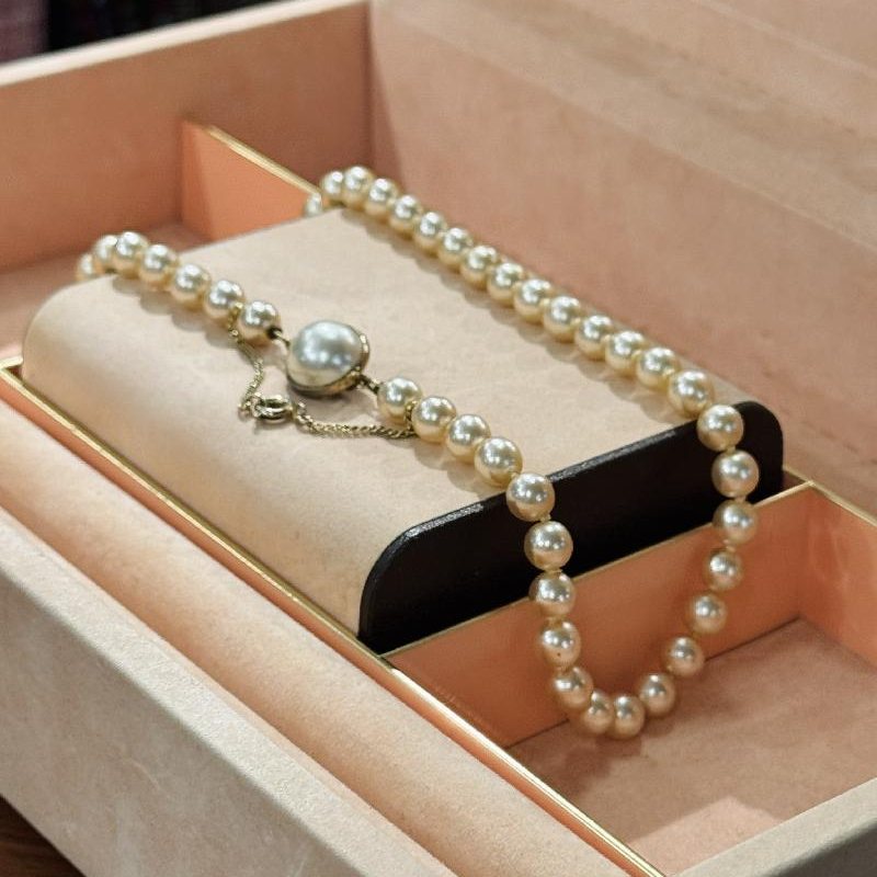 c.a. 1950s Elegant Hand-Knot Glass Pearl Short Necklace with Safety Chain (C053)