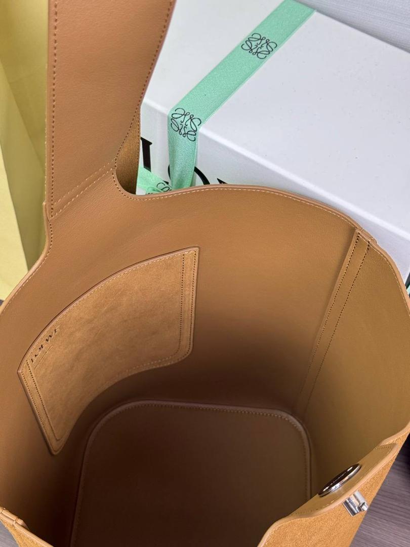 🎈 𝙋𝙚𝙗𝙗𝙡𝙚 𝘽𝙪𝙘𝙠𝙚𝙩 「大号/烟草色」 独家新款首发‼️‼️ （转图必卖） 尺寸：𝟐𝟖-𝟐𝟕-𝟑𝟑𝐜𝐦 编码：06234183【配全套礼盒】 该款大号采用绒面牛皮制成，内里进口Napa小牛皮，将最纯粹的简约线条与瞩目设计风格巧妙融合，造就别具一格的创新手袋。 标志性的Anagram雕刻五金兼具装饰和实用功能，🉑调节肩带长度适合多种背法，独特的扭曲结构与微妙的细节相得益彰。