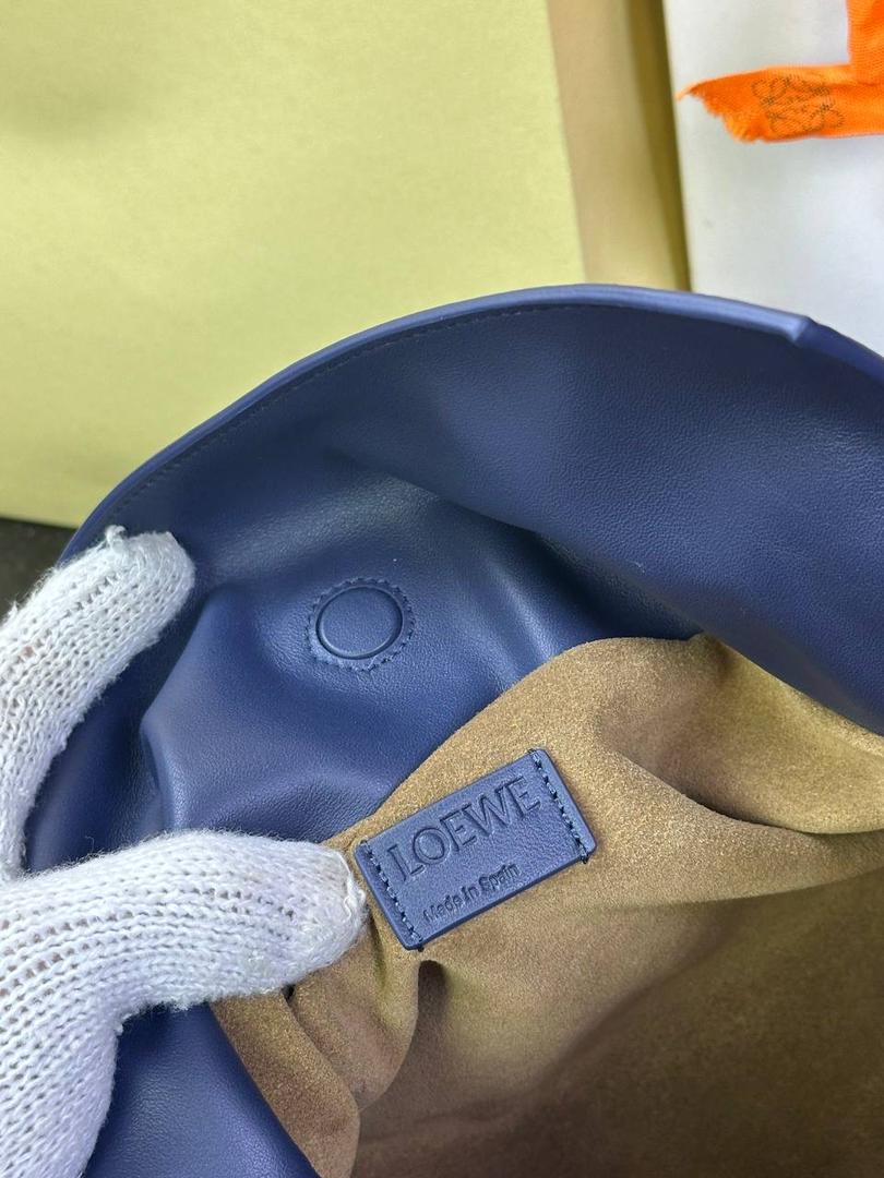 全新升级—𝙁𝙡𝙖𝙢𝙚𝙣𝙘𝙤出货啦✅ ❤️升级版福袋正面新增品牌烫金𝙇𝙤𝙜𝙤代替压印𝙇𝙤𝙜𝙤，肩带加宽同时增加两侧狗扣五金代替原本皮穿扣肩带，精致又便捷🥰 ❤️独家定制皮料五金，小牛皮皮质手感十分柔软且耐用，肩带🉑拆卸🉑调节，多种背法任你选择，容量超大，日常出行必备😍 ❤️独家品控，完全对版细节，全套礼盒🎁包装给你满满的仪式感🥰 中号尺寸：𝟯𝟬-𝟮𝟰.𝟱-𝟭𝟬.𝟱𝗰𝗺 款号：052028 深邃蓝【配全套礼盒】