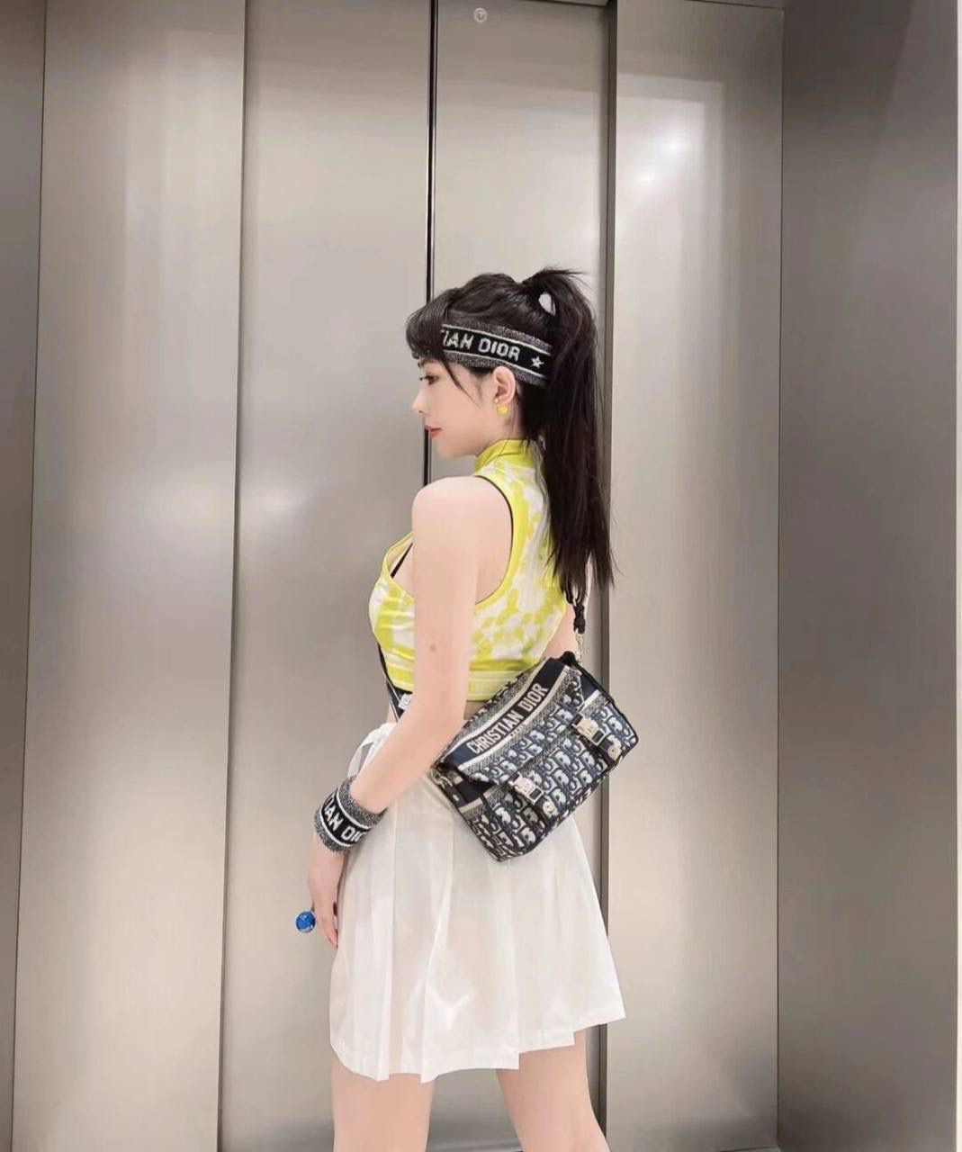 小号 DIORCAMP 手袋👜✨ 蓝色刺绣 Oblique 印花 这款小号手袋通体饰以蓝色刺绣 Oblique 印花，搭配“CHRISTIAN DIOR”标志翻盖和运动风格“CD”搭扣提升格调。 正面饰以“CHRISTIAN DIOR”标志 “CD”搭扣 可拆卸、可调节的肩带 内含防尘袋 尺寸：23 x 15 x 8 厘米