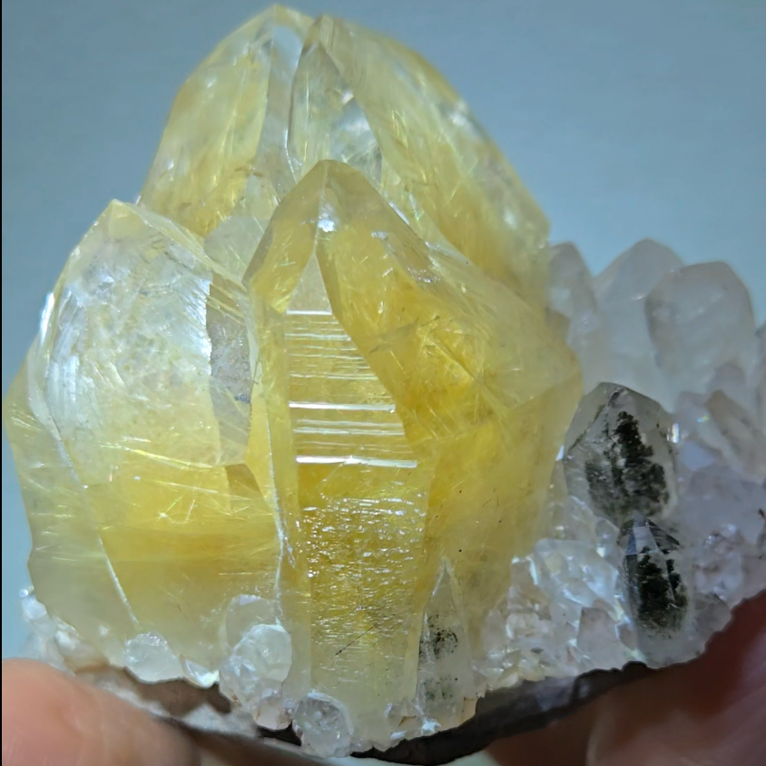 Golden rutilated quartz with chlorite points, rainbows - RT110