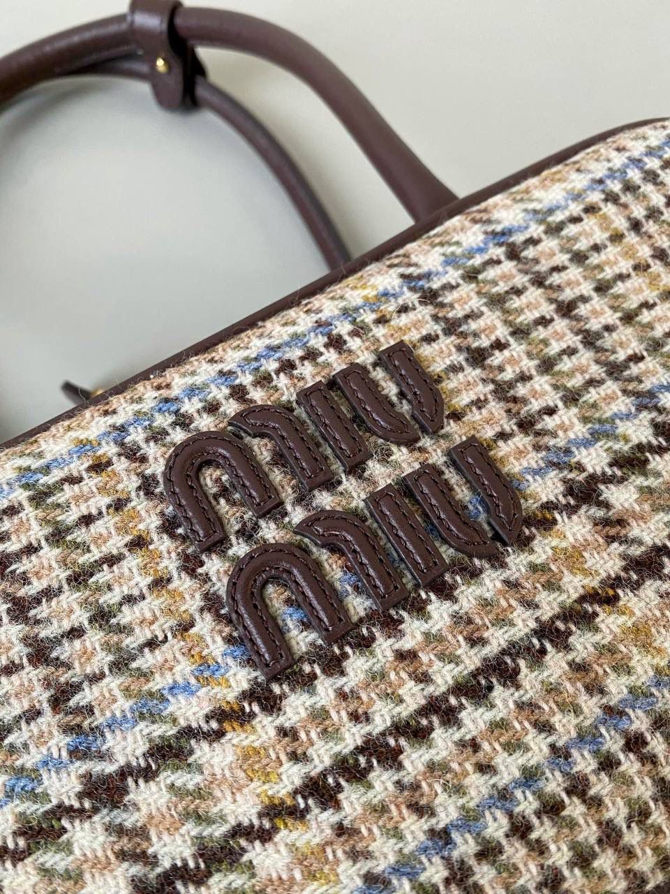 🈶可可棕·格子呢 𝗠𝗶𝘂𝗠𝗶𝘂保龄球| 大爆款 百年经典千鸟格👀康康谁还没有 爱上miu的快乐，就是不断创新 不断惊喜 保龄球造型从褶皱羊皮到平纹牛皮 拼接皮 麂皮再到千鸟格 每一版都能打 能爆，真的杀疯了 27×2×8cm，#F0011m