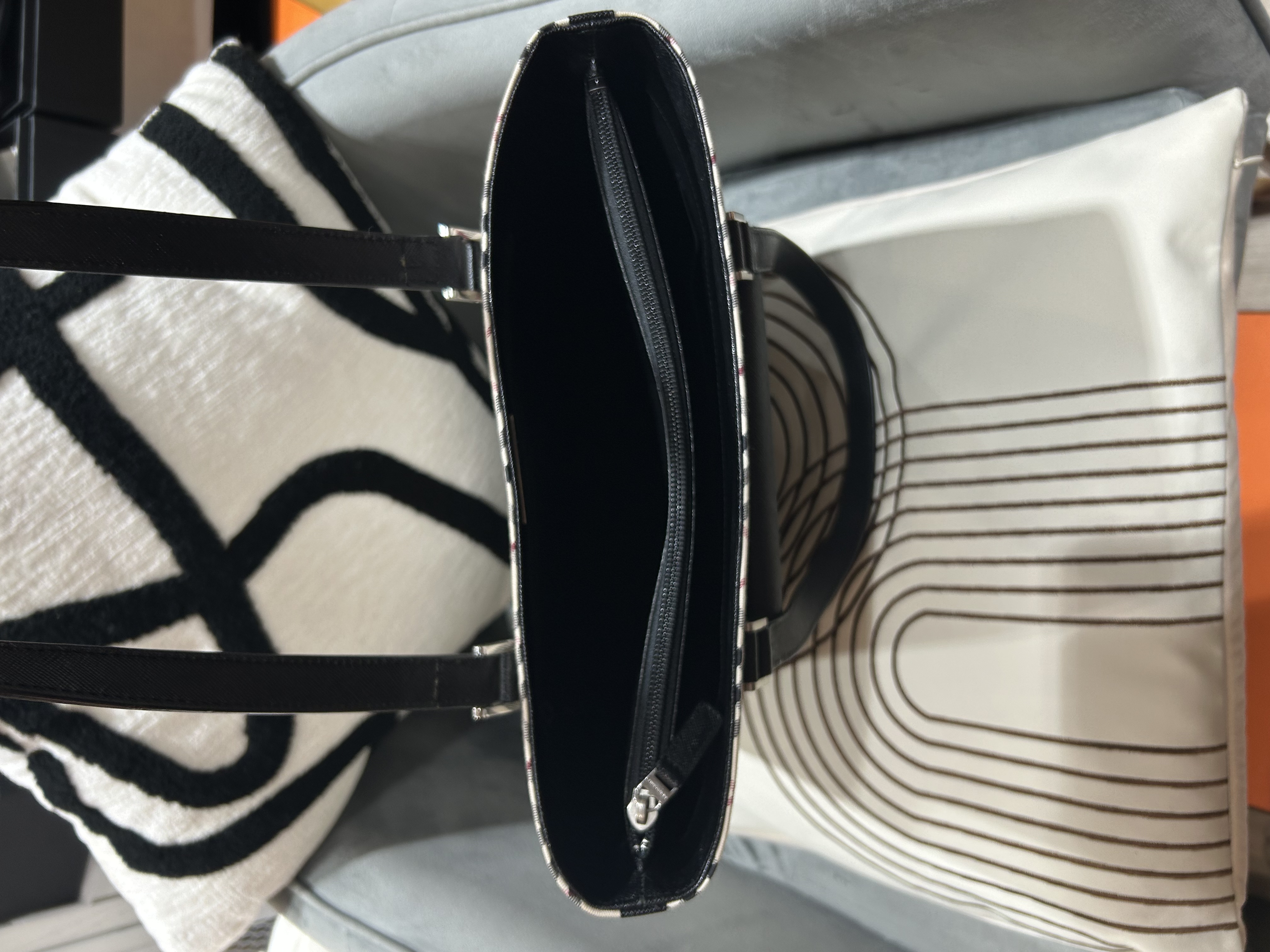 Burberry bucket bag 100%Authentic ,98%new