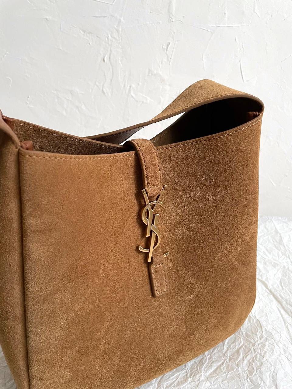 销量王🔥仅剩少量❗️ ys1 hobo bag腋下包 麂皮焦糖金🤎 我和你们说，这只包看着普普通通 但是上身是真的很好看！ 第一次看到他们家有这种慵懒的腋下包 双色反绒感牛皮➕胎牛皮内里 又轻容量又大，真的很～～好背 这只包的灵魂在于圆滚滚中又有型 市场很多做得太挺括硬朗，那种货打咩啊❌ ZP开发⚠️全套包装哦～ 23×22×8.5cm713938m