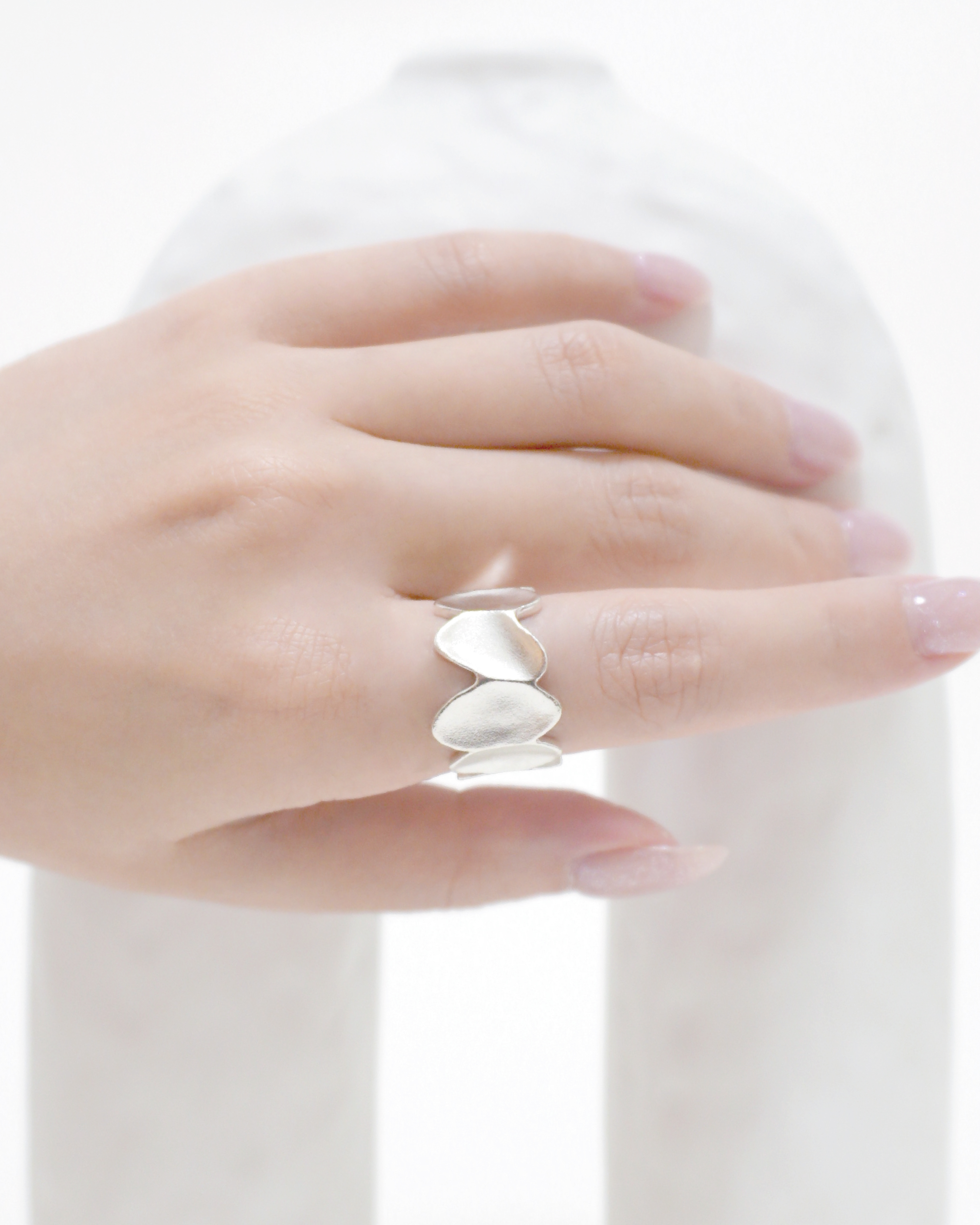 Eggshell Curve Ring 