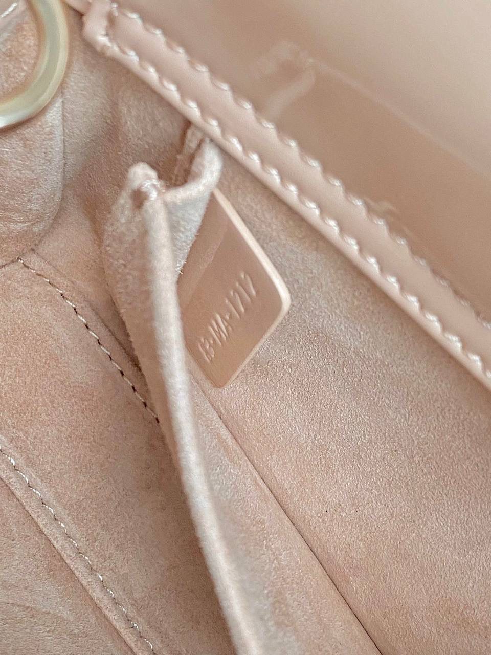 沙粉💗 𝗗𝗶𝗼𝗿 𝗗-𝗝𝗼𝘆 𝗯𝗮𝗴漆皮款，新色 时尚果然就是轮回，回归了一把中古戴妃 长方包形，短链条➕细长肩带直接封神！！ 复古时髦感超强，真是什么场合都可以把住 绝对是lady中的天花板了，强势出圈啦姐妹们🌟🎀 中号/小号都🈶‼️