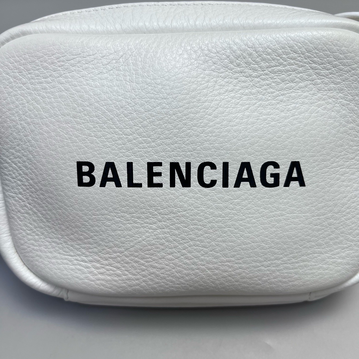 【預訂貨品】巴黎世家白色全皮相機包