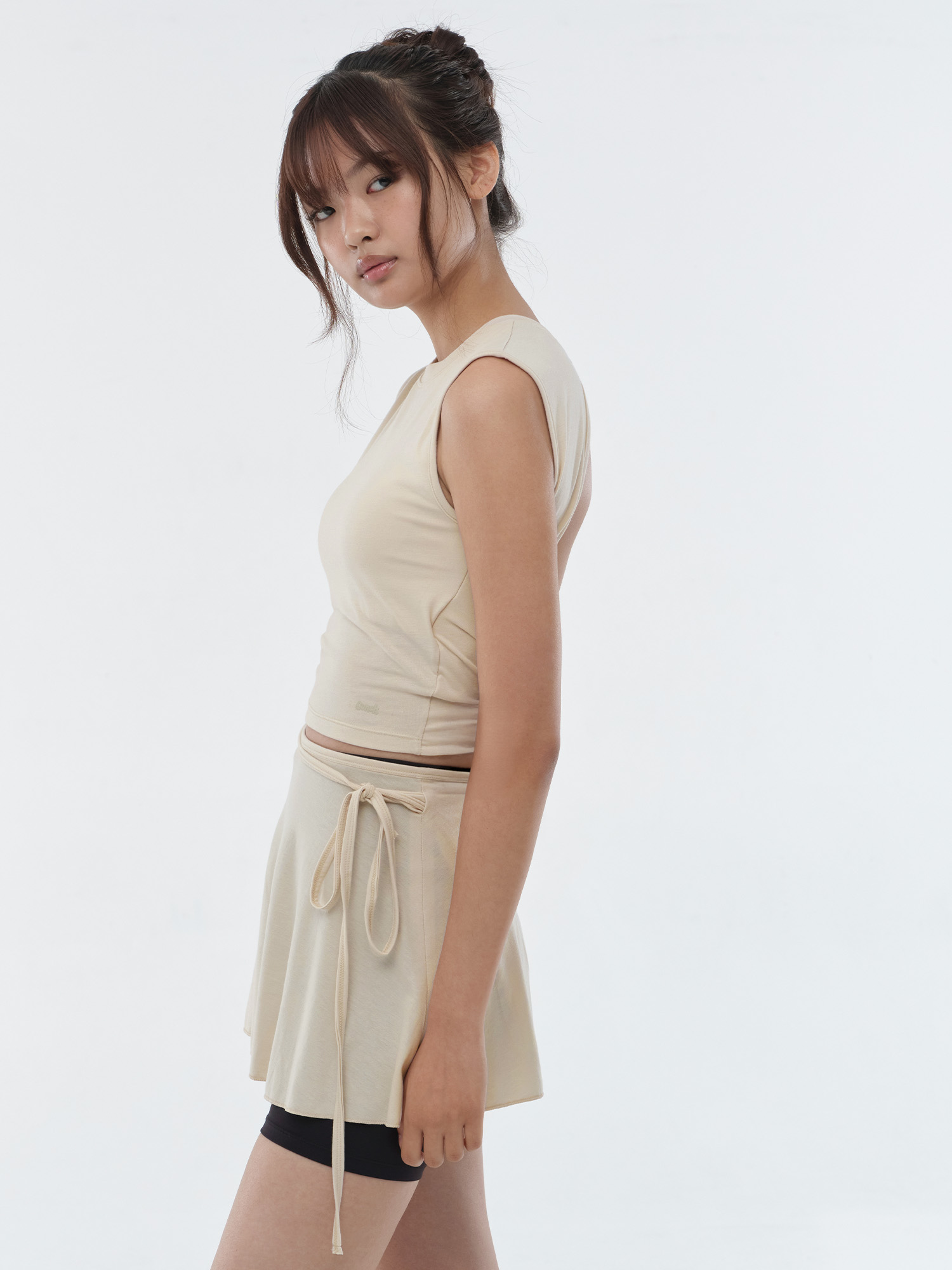 預購_Twist Back Slit Sleeveless by Conch
