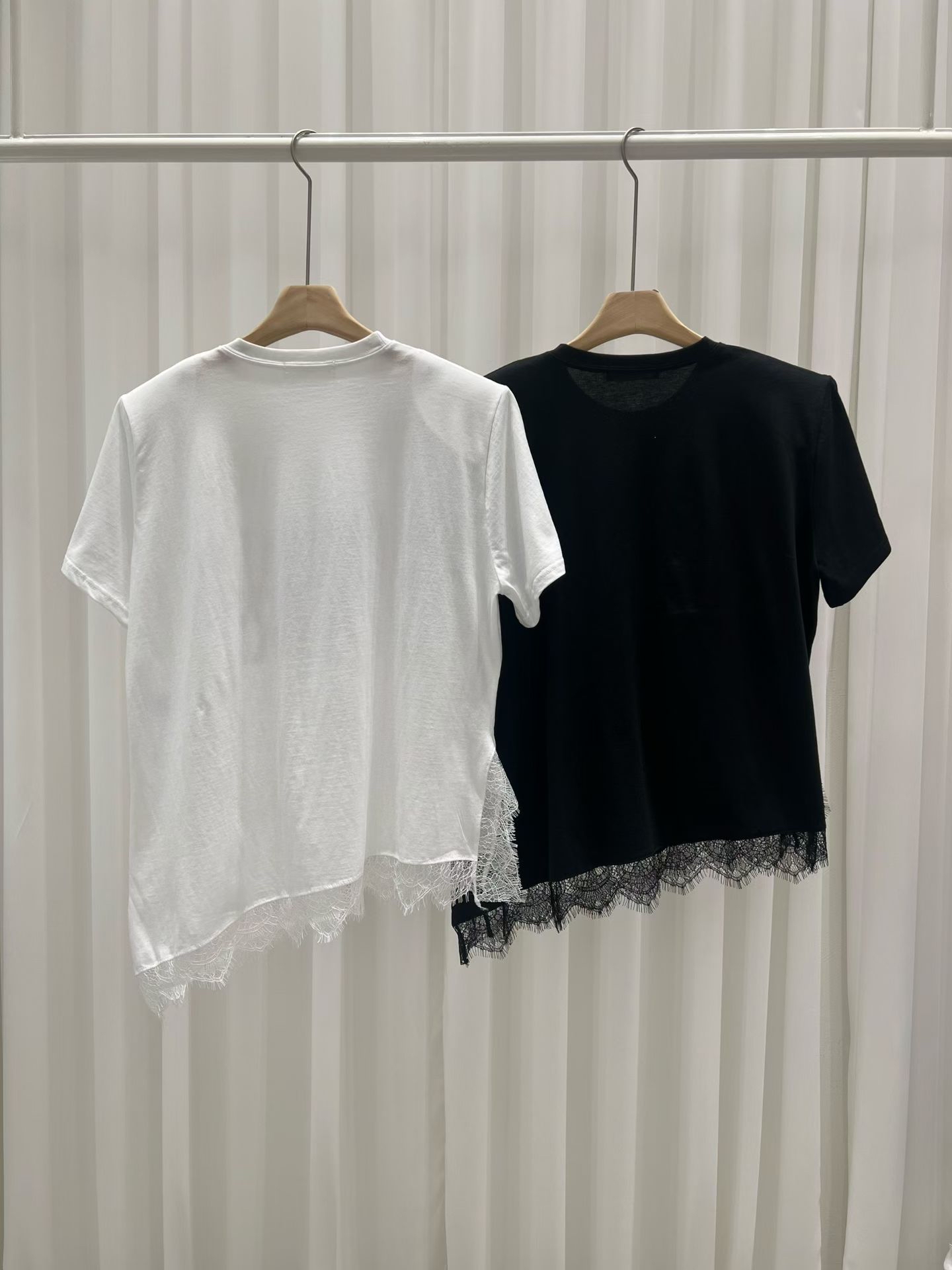Lace 斜腳字母Tee