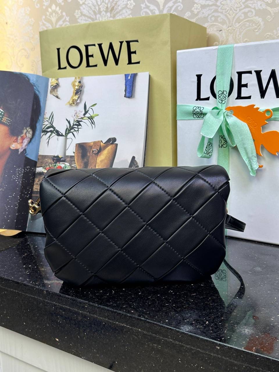 👉🏻小号羊皮【𝘗𝘶𝘧𝘧𝘦𝘳 𝘎𝘰𝘺𝘢】 —黑色🖤 编码：262122 尺寸：𝟐𝟎-𝟔-𝟏𝟑𝐜𝐦 ❤️采用轻柔纳帕小羊皮，经过裁剪、缝制和手工编织制成，内里一个主要隔层和一个拉链口袋，磁扣开合。 ❤️配有可拆卸可调节的皮革带子。可肩背或手拿。