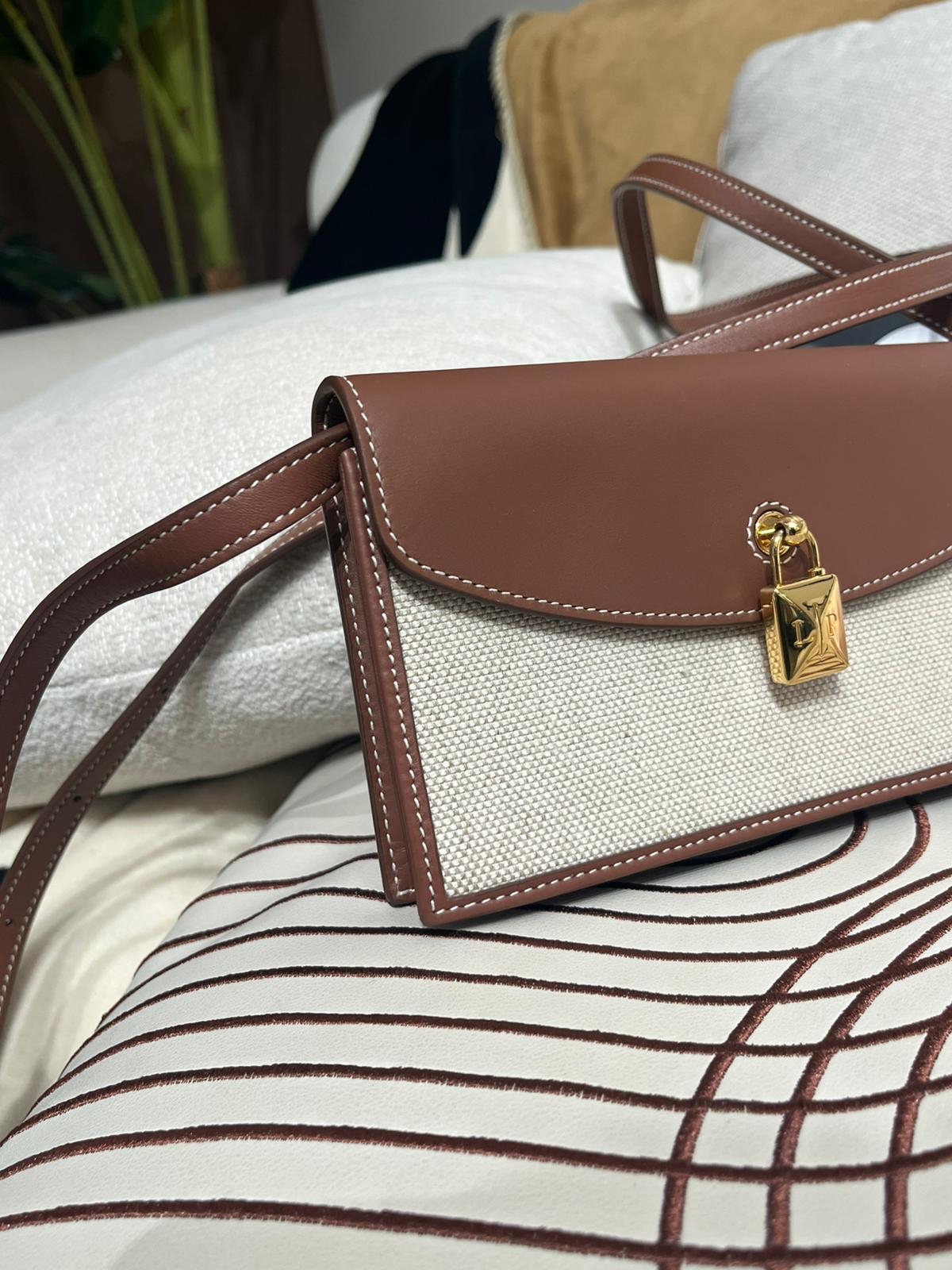 LORO PIANA EXTRA POCHETTE WALLET ON STRAP, 100%Authentic ,95%new 專門店售價$15,300 