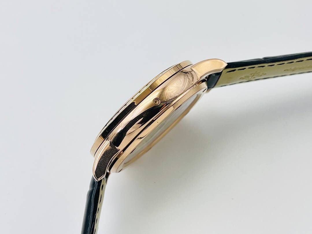 V4升级版 市场最高版本 功能跟正品一样 百达.翡丽星空升级终极版！升级细节： 1⃣️做到了跟正品满天星自动转的功能！ 2⃣️升级日历的排法和正品一样的顺序！ 3⃣️直径42毫米，厚度11毫米！ 4⃣️最大亮点：百达.翡丽星空里的月亮会根据天空上的月亮变化而变化！根据天空上的月圆月缺搬（初一月弯弯初十五月圆）到手表上了！