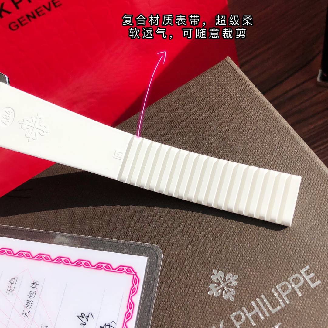 细节实拍‼️百达翡丽AQUANAUT 搭载原装瑞士石英机芯 。由100个零部件组成的一颗小而强大的内脏。真正做到零返修零误差！表盘设计也颇为独特，个性的浮雕表盘，精致立体字块。整个手表看起来立体感 高级感十足！玻璃采用蓝宝石超强硬度水晶玻璃。防反光 防刮花。进口热带复合材料橡胶表带，佩戴极为舒适贴手，适合各种手腕。搭配原装蝴蝶表扣 佩戴方便。最强舒适感😍🤟🏻