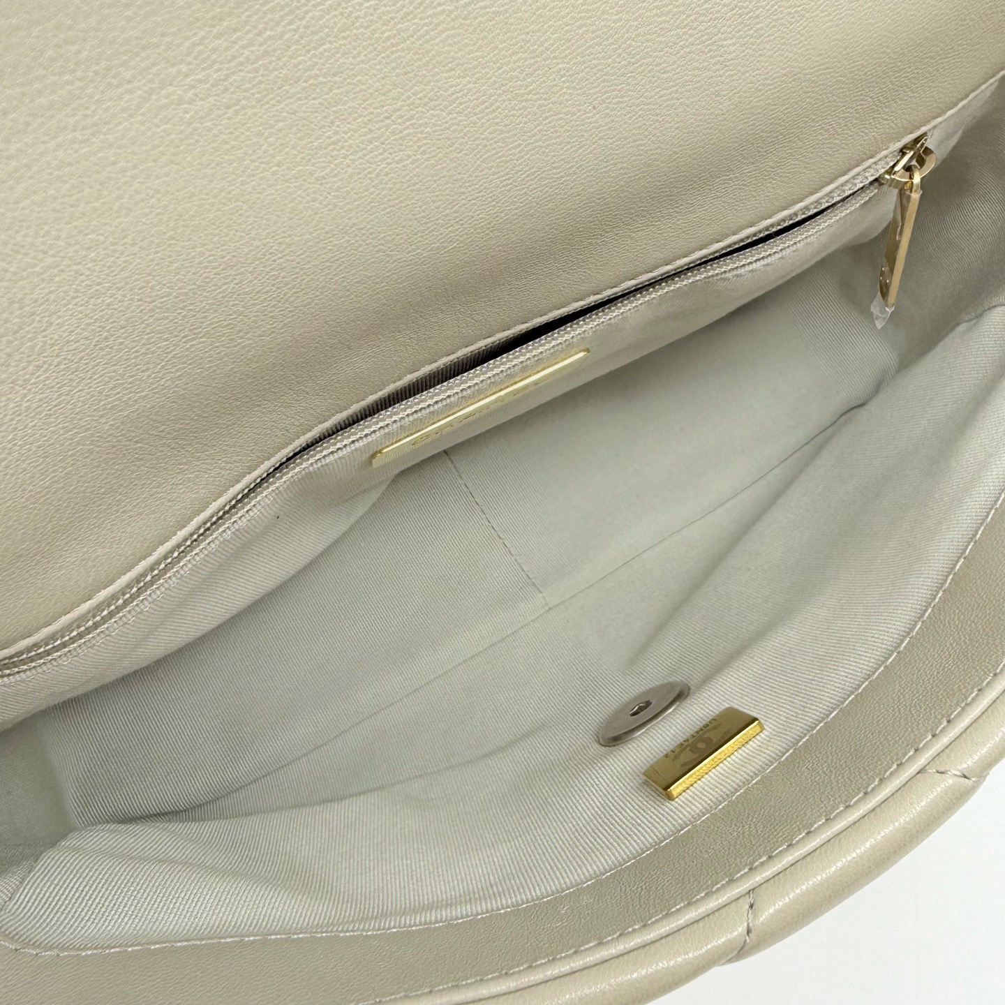 Pre-Owned CHANEL 19 / Product Code: 081421