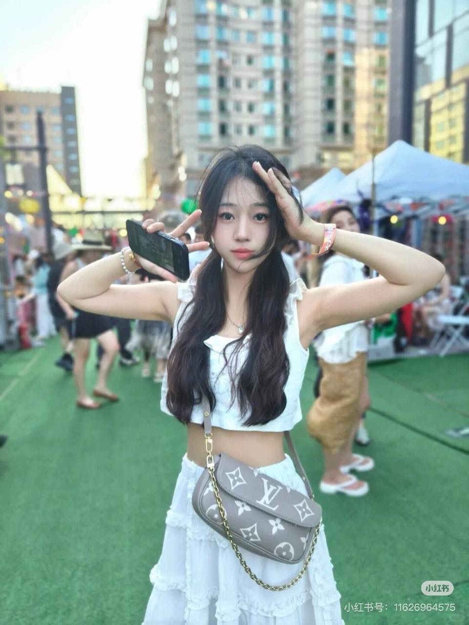 全皮IVY👜✨ 新晋人气王IVY手袋来了哈，全皮压纹款！ IVY拿到手真的一整个大惊艳！！！上身即干练！链条肩带+皮肩带的加持，轻松解锁N种背法，实用性强的可怕，可谓是新一代包包的“集大成”者！ 小小一只容量足、造型顶、颜值高，配个小裙子、小吊带、一整个穿搭分为拉满，怒吼安利人手一只哈💕💕 尺寸：22/10/5cm M82211 灰色丝印 M82154 黑色压花