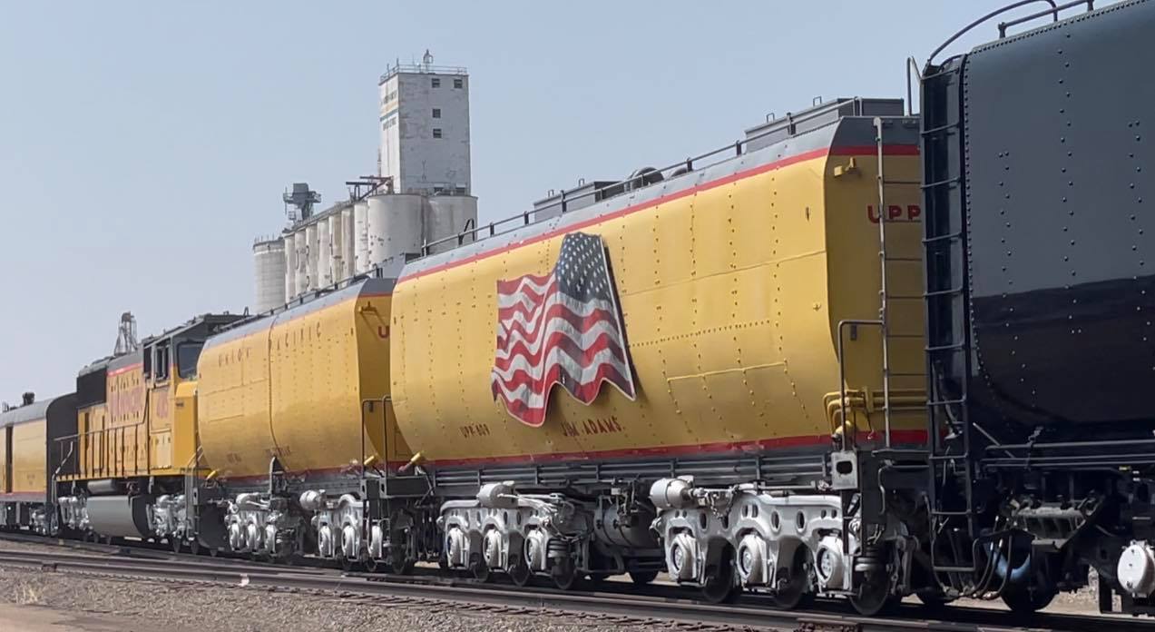 Union Pacific HO Water Tender set w/flag Scaletrains SXT30019