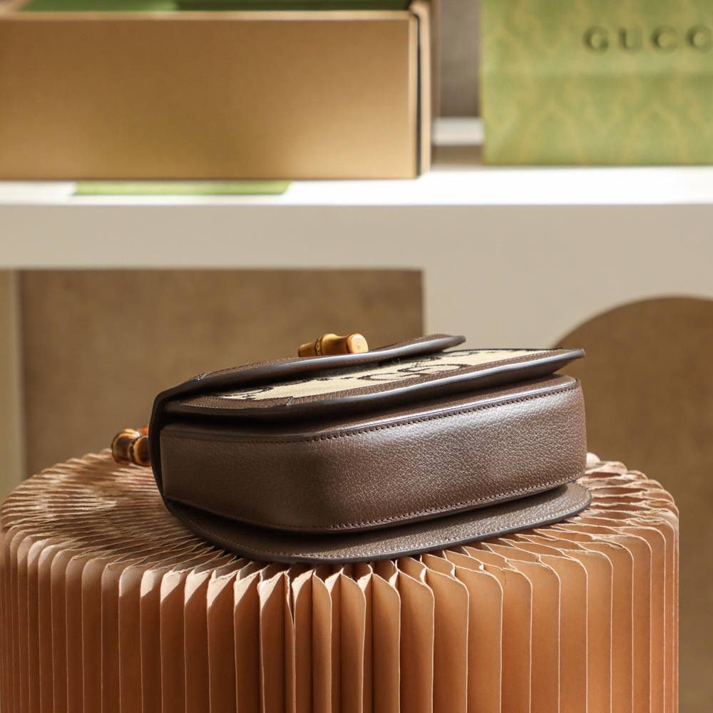 超级双𝐆图案 王炸竹节#675797# 正品皮 ☑️尺寸：21*15*7cm 感受小古家的竹节新品的多面精彩， 全新双𝐆图案搭配复古的竹节设计， 以精致的包身绽放独特的视觉魅力。 整个包身尽显复古韵调，搭配两条肩带设计。 展示出复古与现代时尚的结合， 这次小古家设计师 再次演绎出让人眼前一亮的火花，🔥🔥 颜值上 再次感受到视觉冲撞感， 真的是巨好看 必入手的一款王炸神器单品！