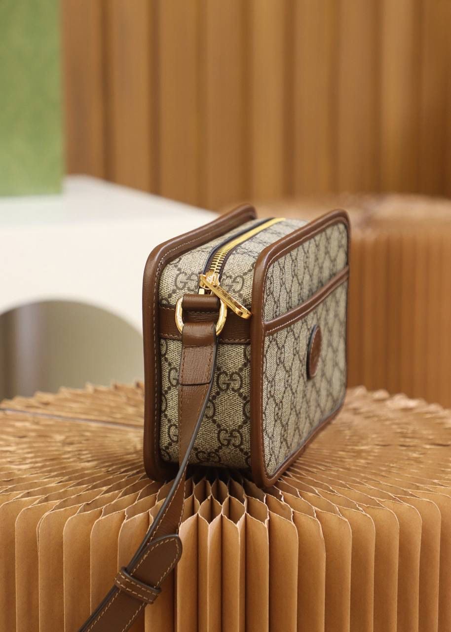 𝐆𝐆复古相机包#658572#全铜正品皮 🟫尺寸：22.5*14*7cm 第一眼看到它，就决定要入手开发，小巧玲珑的长方形造型，搭配复古棕色皮料，简直绝了，男女同款，情侣款必入的，简约的造型设计，给人一种惊艳的复古风格，简约的颜值，却别有一番味道‼️