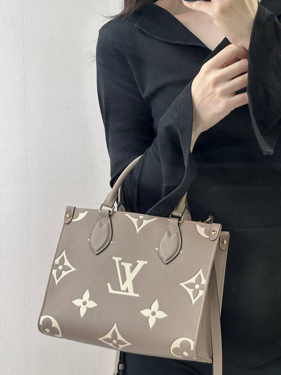 LV ONTHEGO 全皮👜✨ 今天这款是小号的，与以往的手提包唯一有点不一样的是，这款手提包将柔软细腻的牛皮搭配经典的Monogram压纹结合到一起！包身驴家进口荔枝纹牛皮料，经过压纹工艺处理，表层的logo凹凸纹理清晰，精细的无可挑剔。内里也是容量超大，虽然不入大号尺寸那样，但绝对可以满足日常需求✨🌈 尺寸：小号25/19/12cm 大号 34/27/16cm M45653 黑色压花 M45779 大象灰 M45659 黑色印花