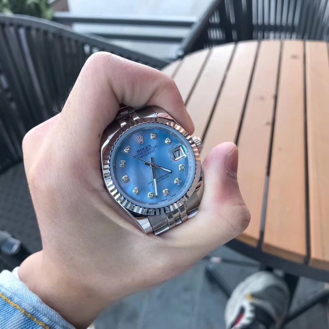 劳力士，Rolex系列日志腕表，采用全自动机械机芯，【表壳直径36mmX厚10mm与原装同步】有人钟情其精确，有人欣赏其典雅，有人喜爱其坚固，至尊名表劳力士（Rolex），品质精良，工艺精湛，糅合尊贵、典雅和独特气质于一身，位列世界手表业之翘楚，被称为“精确”的代名词，自家拍摄图片 演绎出奢华与精致的品牌精神