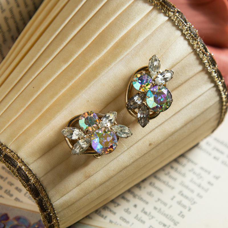 1950s American Designer Quality Aurora Borealis Rhinestone Clip Earrings (za099)