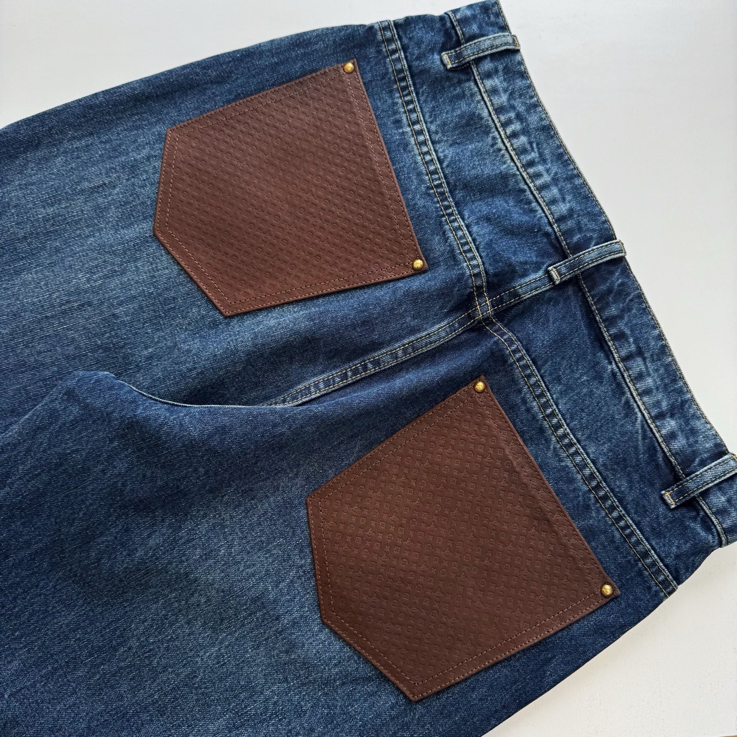 【原單】LV Monogram 皮革浮雕標誌直筒牛仔褲