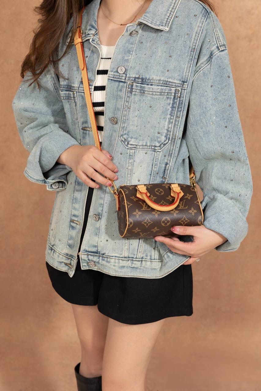 LV 枕头包🎀 这款 Nano Speedy 枕头包， 真的一眼就会被迷到 😍✨ 是 真正原厂级品质，ZP 正品级， 从材料、五金、车线到油边， 全部都用 正品级原材料，质感很稳很放心 👍