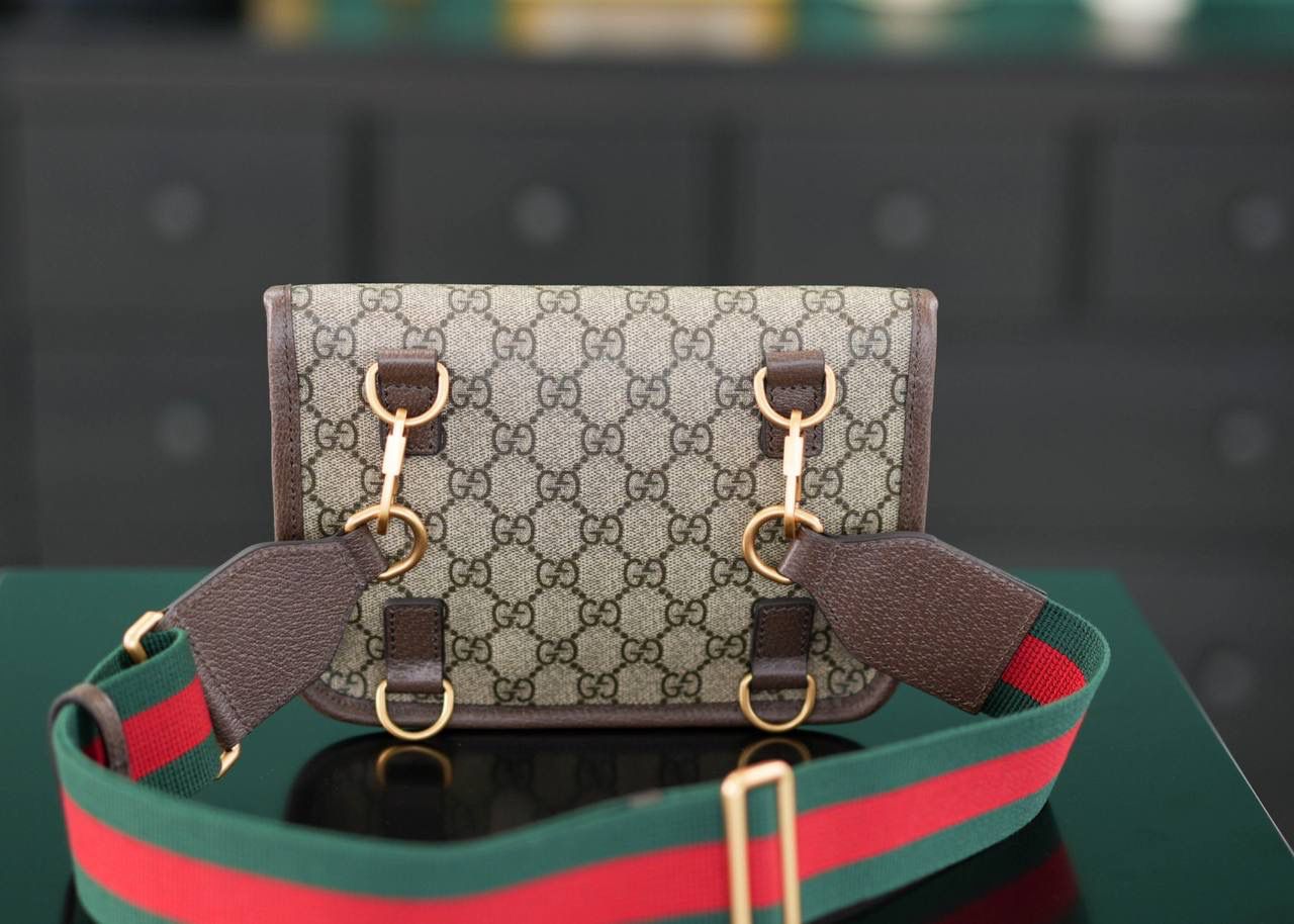 🥯Totem GG Superme#经典爆款 虎头斜挎包20cm 虎头斜挎包，可当胸包~ 精致虎头搭配红绿织带拼接的设计 宽肩带随性帅气 简单大方的一个款！男女共用~ 官方款号 489617 尺寸：20x13x2.5cm