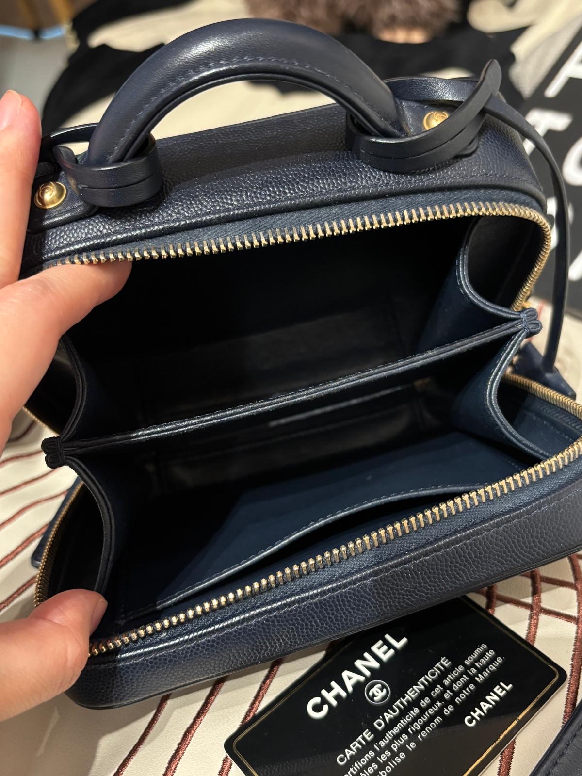 Chanel CC filigree Vanity Small 17cm 深藍色荔枝牛皮金鏈，100%Authentic, 98%New ✅25Card ✅Key lock✅Dust bag✅Box