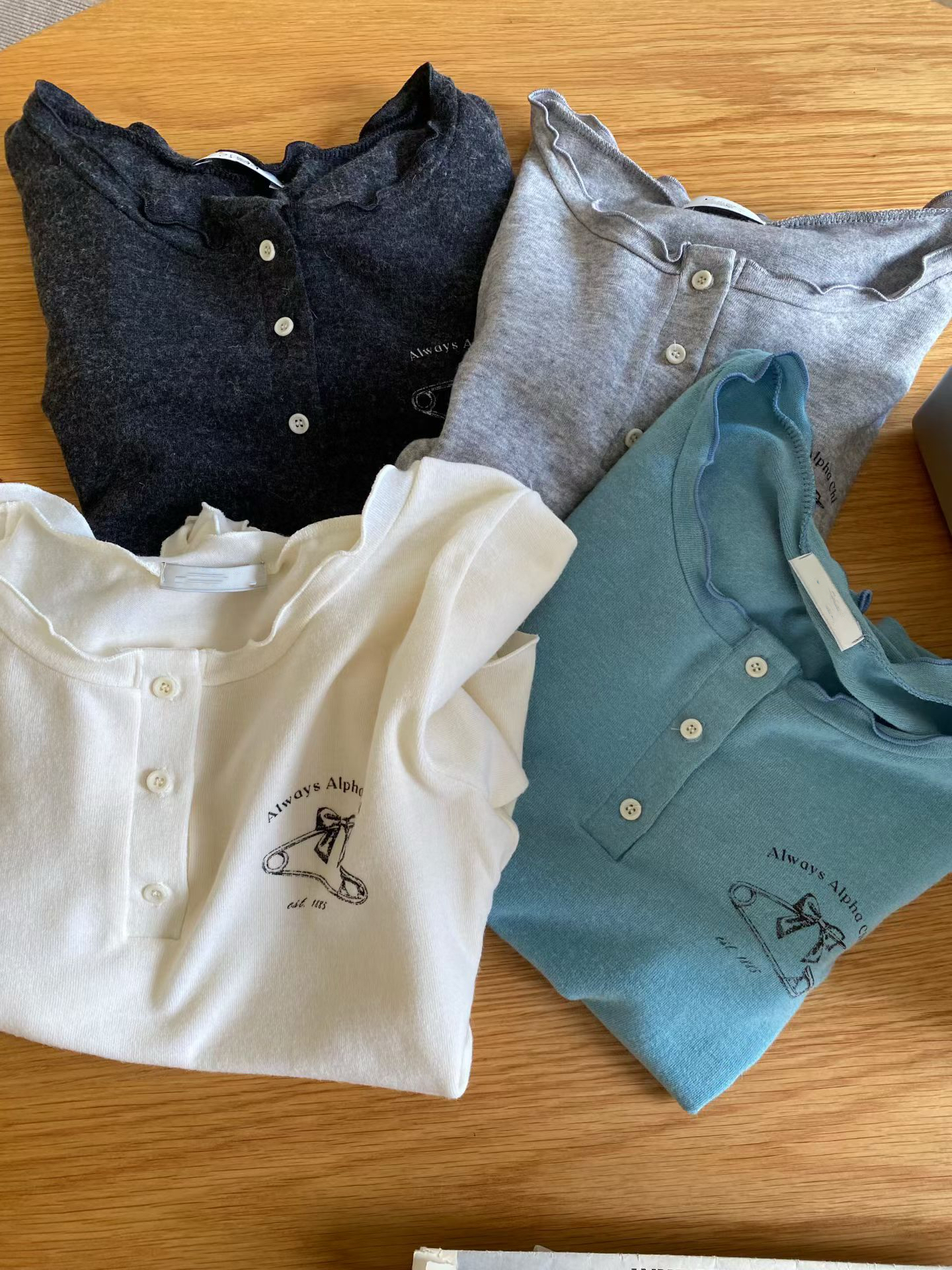 E73 扣鈕蝴蝶結羊毛Tee