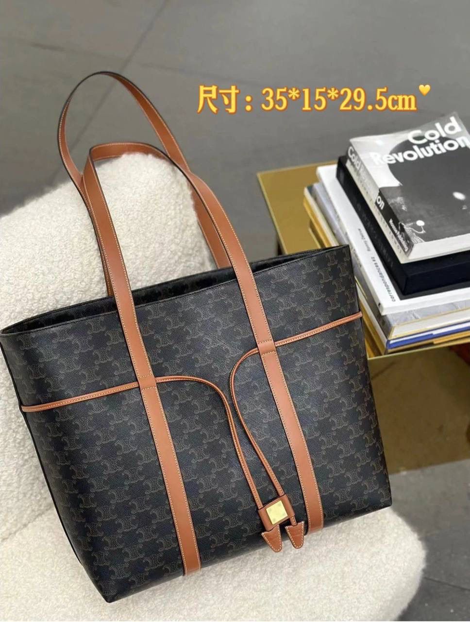 🔥大货实拍图 𝗖𝗘𝗟𝗜𝗡𝗘 ♥ 𝗖𝗔𝗕𝗔𝗦老花抽绳托特 型号：113722 尺寸：34.5*31*16cm 𝑪𝒆𝒍𝒊𝒏𝒆新款购物袋，一款将复古与现代完美融合的精品，凯旋门老花棕色的包身如同经典绽放在当代，每一个棕色皮料点缀都诠释了无与伦比的精致和高级感～