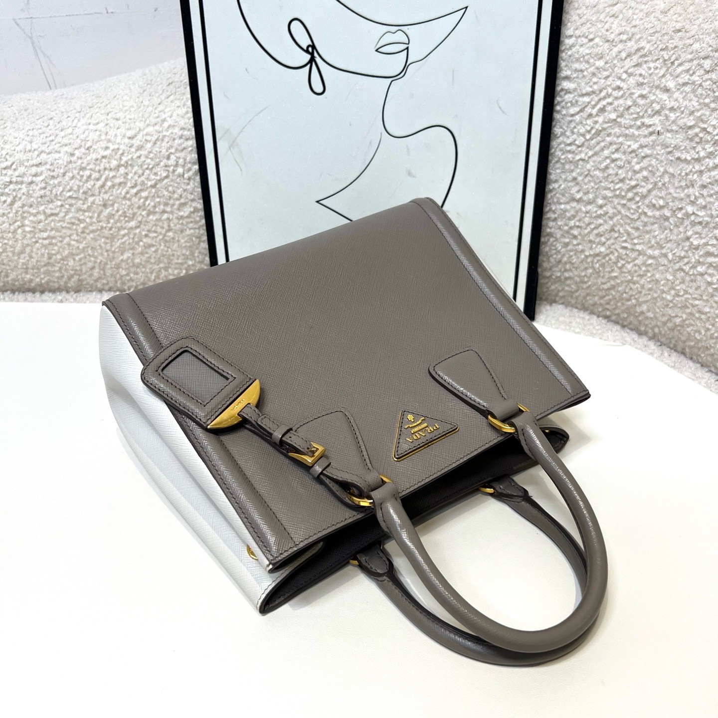 【預訂貨品】Prada 大象灰拼白色殺手包